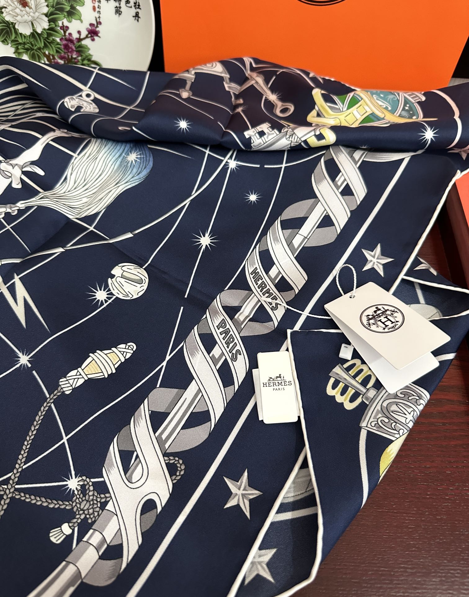 高版本。2010爱马仕【星辰合唱曲】90典藏方巾通过别致的经典色彩向原创设计致敬[太阳]作品未经重新诠释