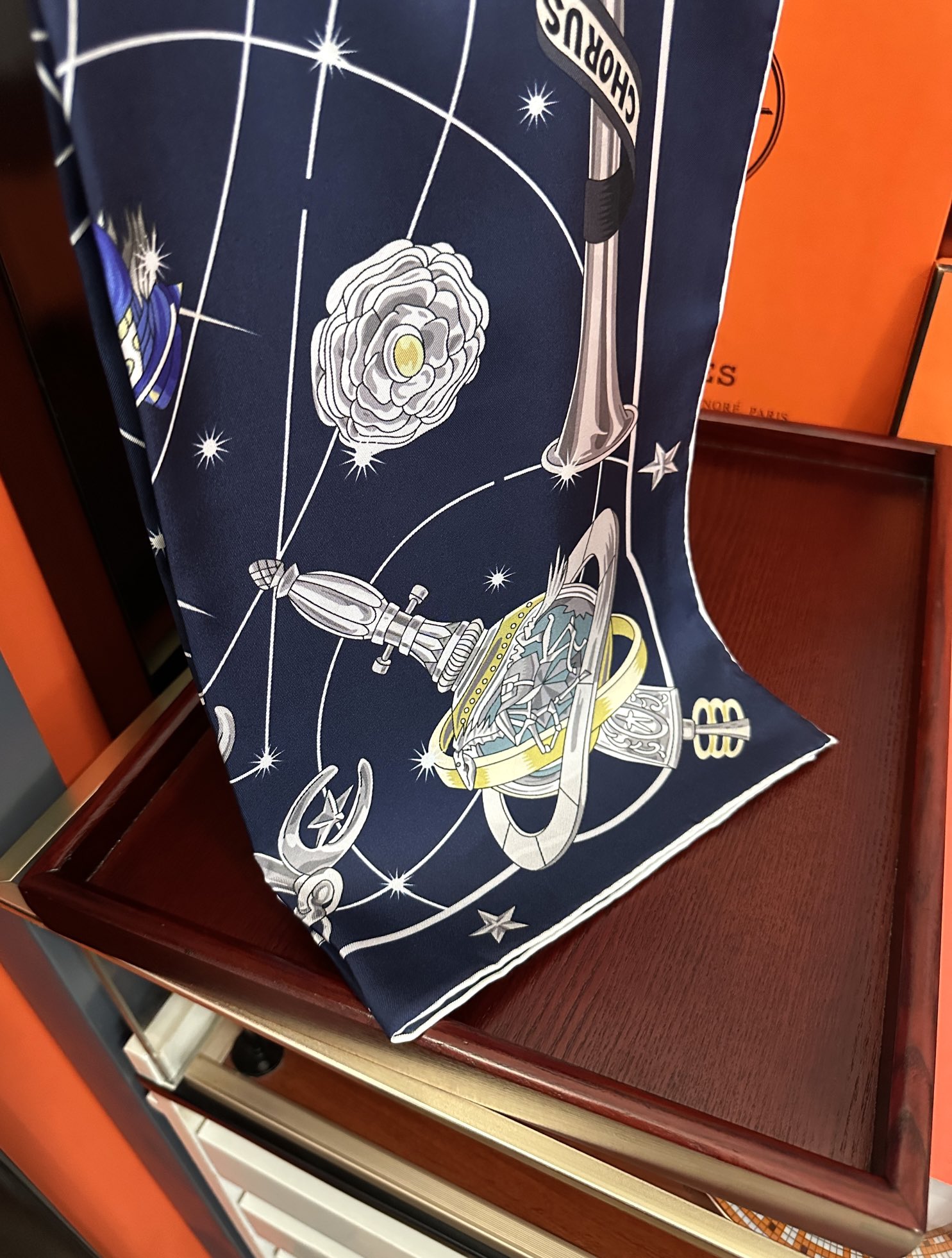 高版本。2010爱马仕【星辰合唱曲】90典藏方巾通过别致的经典色彩向原创设计致敬[太阳]作品未经重新诠释