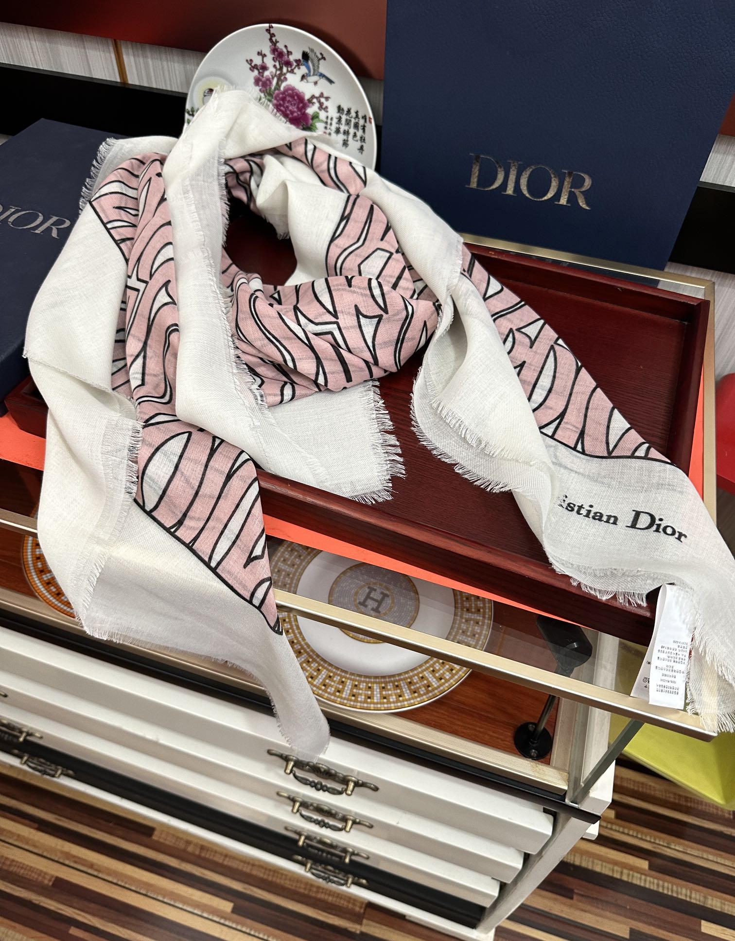 。 迪奥 新款羊绒围巾长款披肩[爱心]纯粹的高级和时髦感[玫瑰]太有品味了[月亮]招牌元素高端围巾披肩~