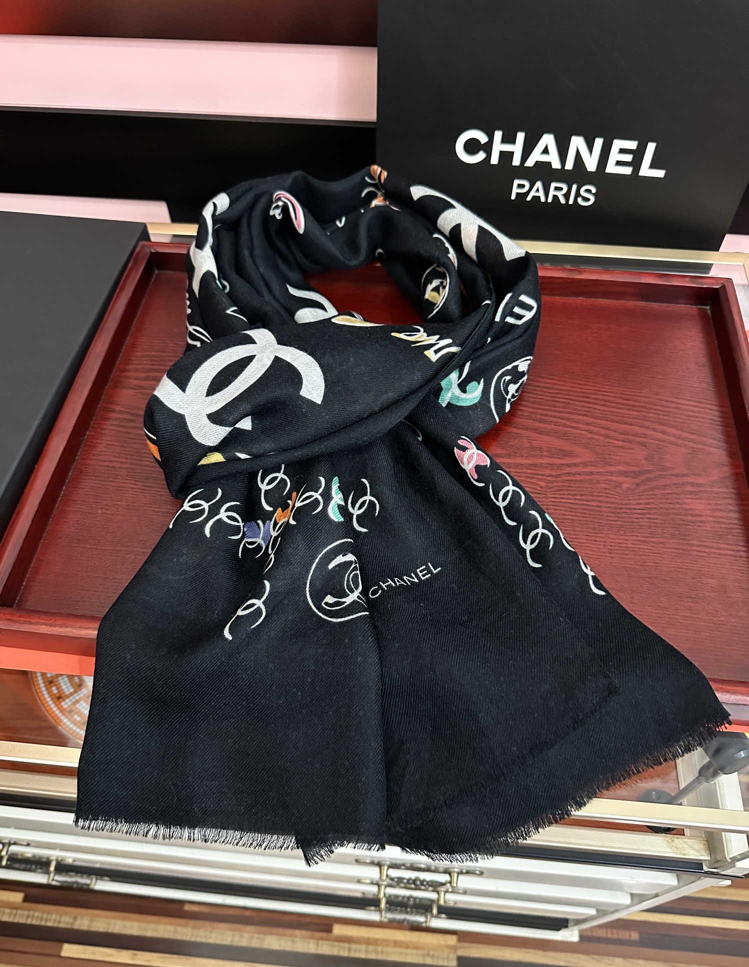 。新款 太美了 小香[嘴唇]2025最新系列 必备款 顶级设计太美了，真心赞👍😘💍实物真心美 🎀披肩配以