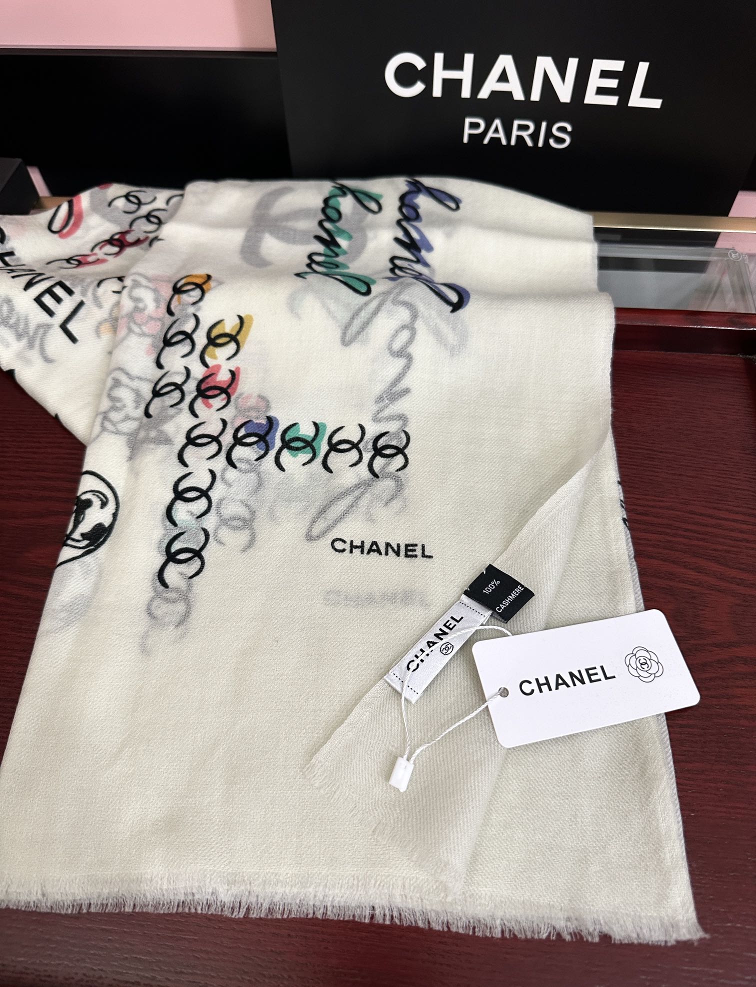 。新款 太美了 小香[嘴唇]2025最新系列 必备款 顶级设计太美了，真心赞👍😘💍实物真心美 🎀披肩配以