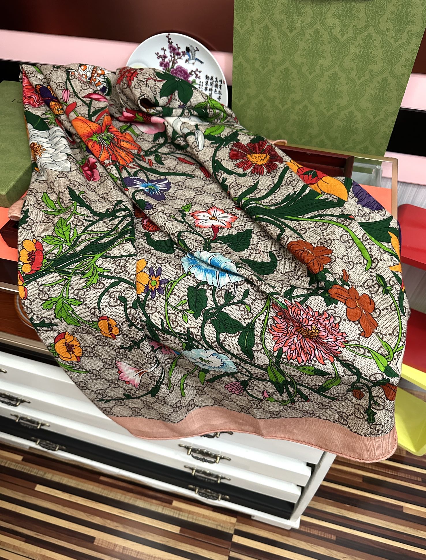 爆款。古奇 【GG图案花朵双面同色】永远流行[礼物]~新一季的面料超高级，真心超级柔软，丝丝顺滑[太阳]