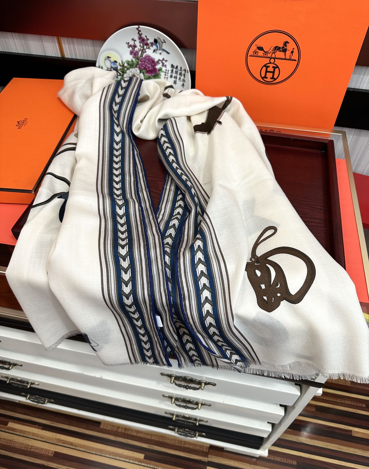 爆款[太阳]爱马士。2010 最新款双面同色印花[吃瓜]下手一定要快[嘴唇]四季都可以用[勾引]真心美的