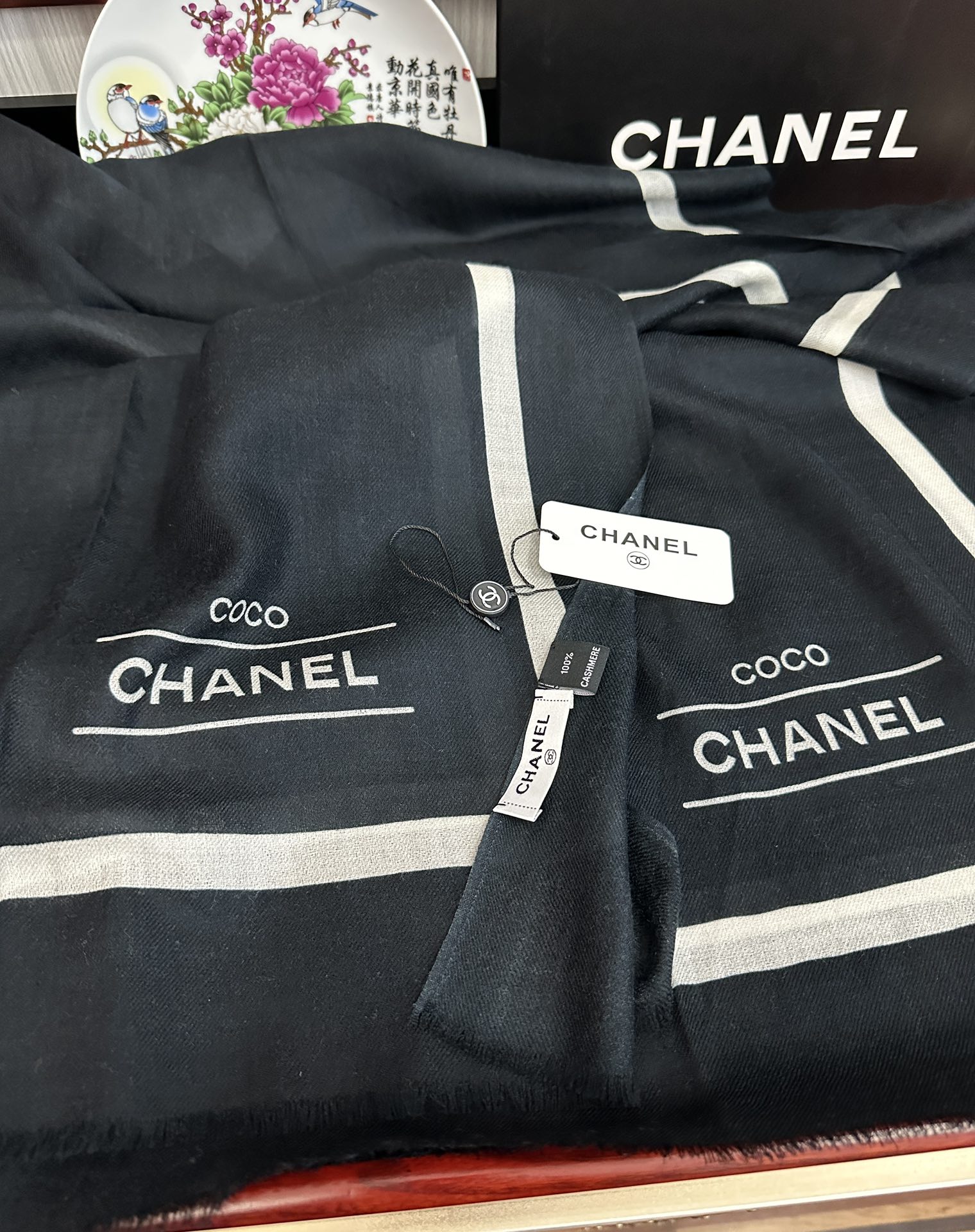 。2010 香奈儿 经典优雅Coco风[礼物]~气质到骨子里[色]香奶奶新一季的面料超高级，真心超级柔软