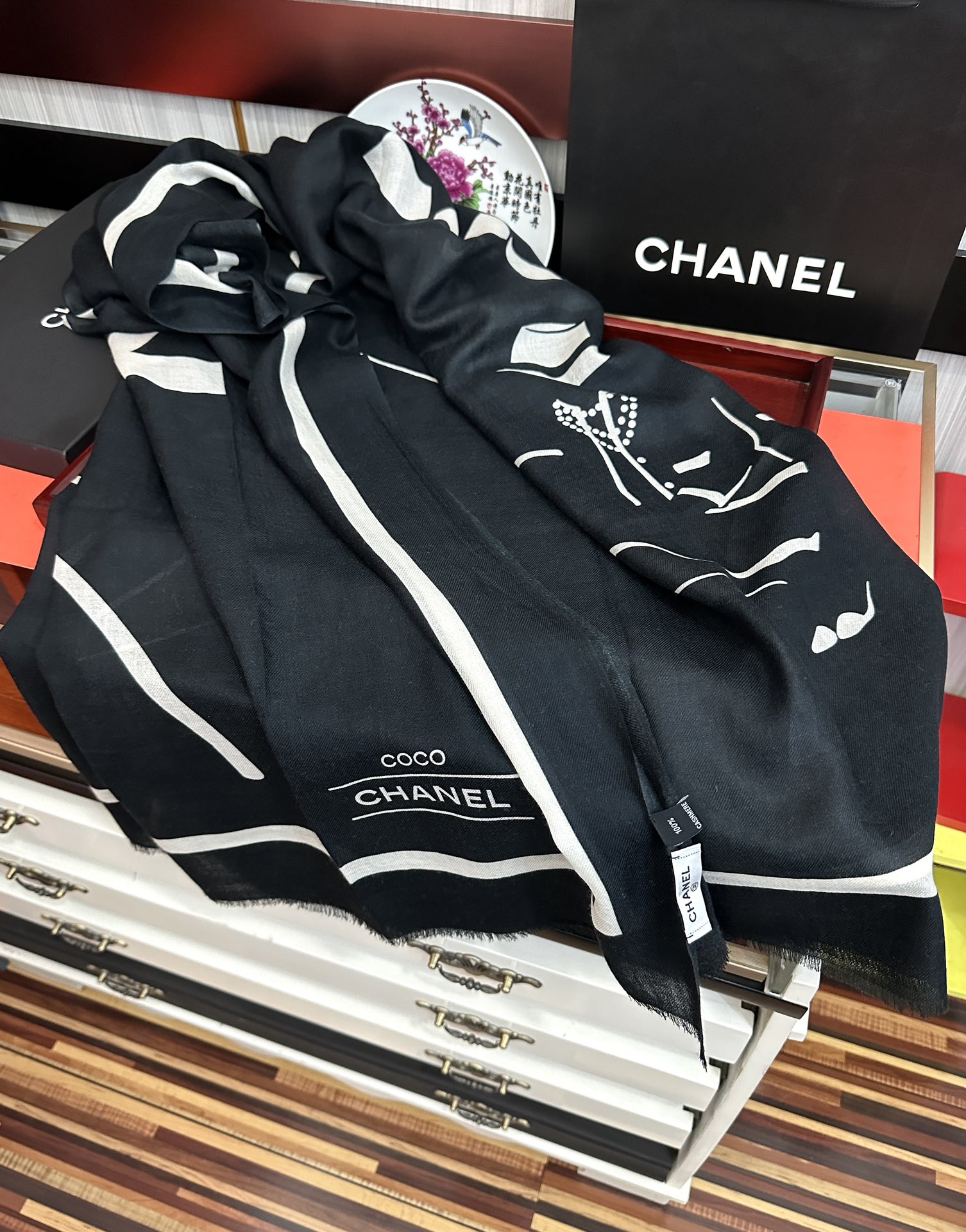 。2010 香奈儿 经典优雅Coco风[礼物]~气质到骨子里[色]香奶奶新一季的面料超高级，真心超级柔软