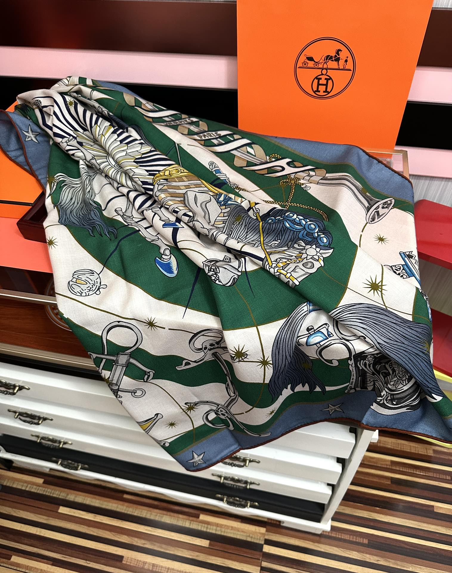 。新款 爱马仕 官网同步【星辰合唱曲】2025秋冬新款[爱心]新一季丝巾采购清单估计各位养马人们已经列好