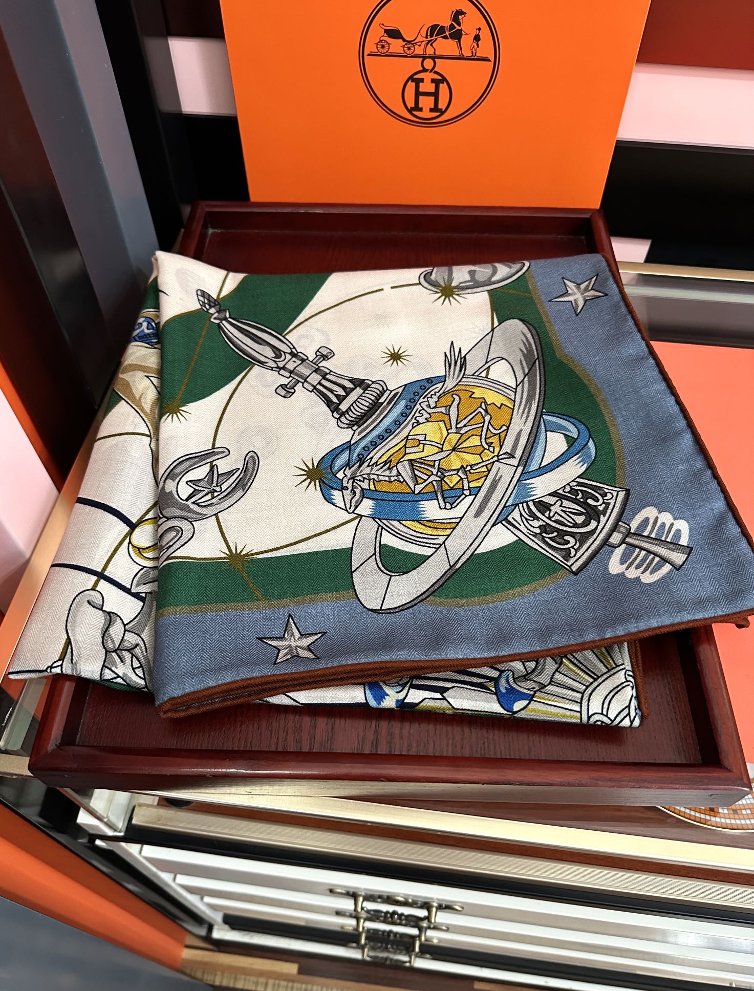 。新款 爱马仕 官网同步【星辰合唱曲】2025秋冬新款[爱心]新一季丝巾采购清单估计各位养马人们已经列好