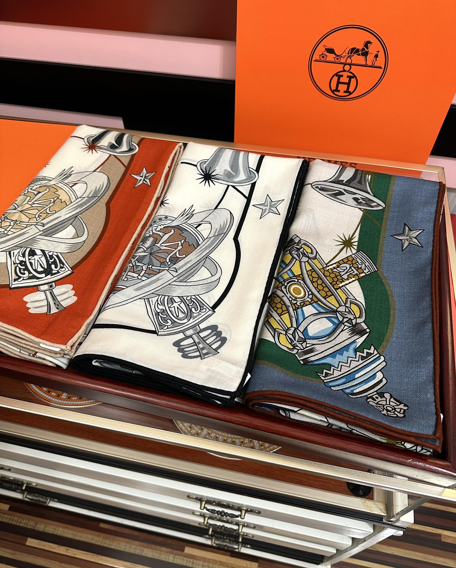 。新款 爱马仕 官网同步【星辰合唱曲】2025秋冬新款[爱心]新一季丝巾采购清单估计各位养马人们已经列好