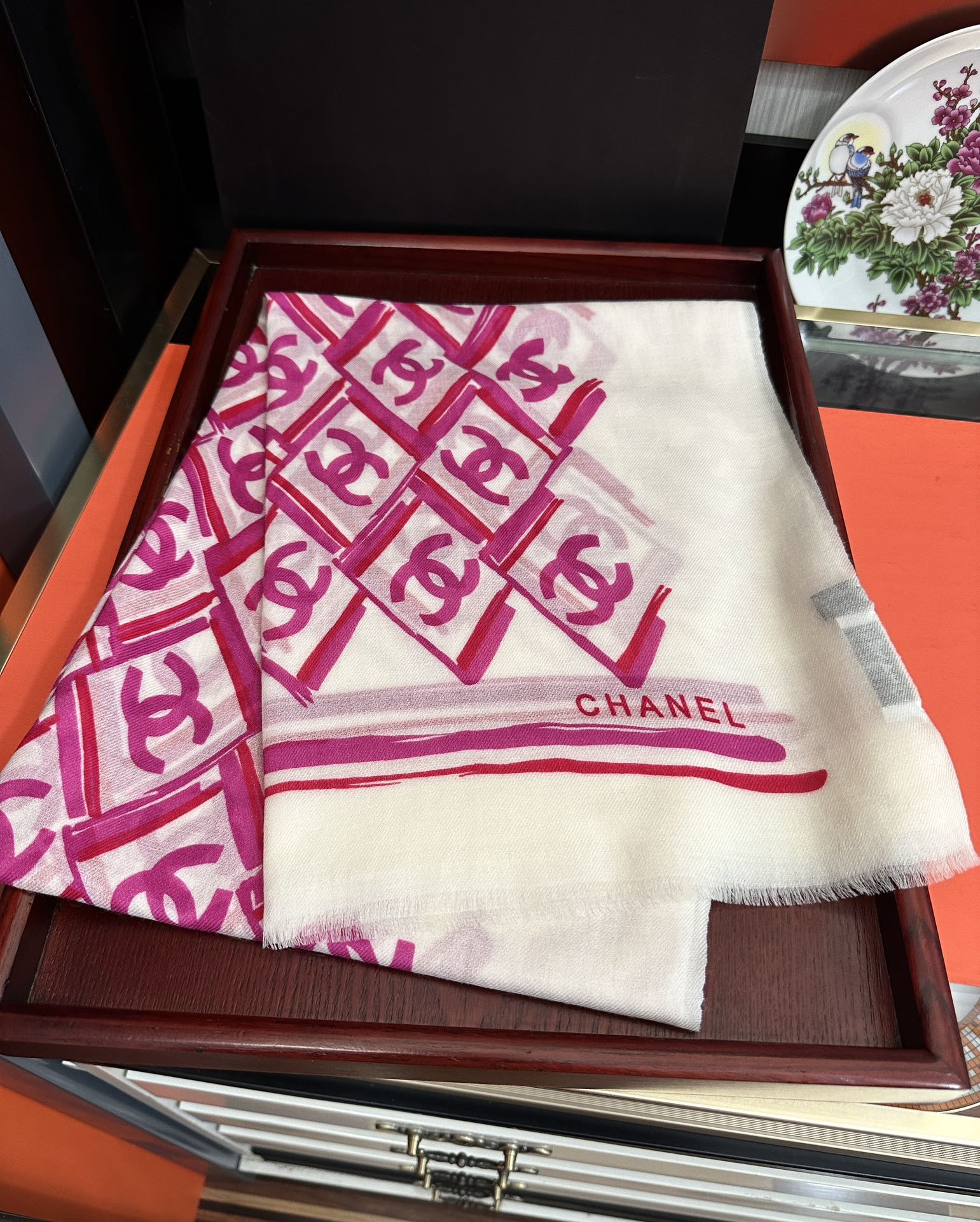 新款 小香2025最新款[爱心]真心赞👍【双c羊绒长巾】😘💍实物真心美 🎀披肩配以印花💓💃🏻无论设计喷绘