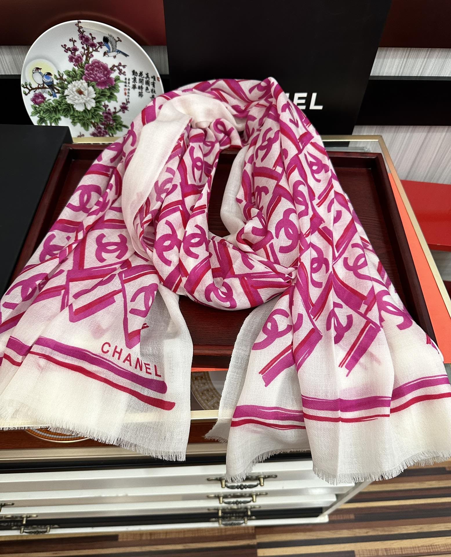 新款 小香2025最新款[爱心]真心赞👍【双c羊绒长巾】😘💍实物真心美 🎀披肩配以印花💓💃🏻无论设计喷绘