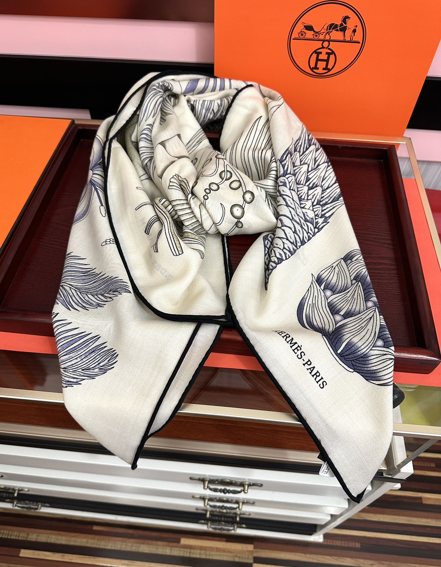 新款。2010爱马仕 ZG同步【菠萝🍍图案】[太阳]我就不推荐了回头分享一下部分复刻款的老款信息资料供大