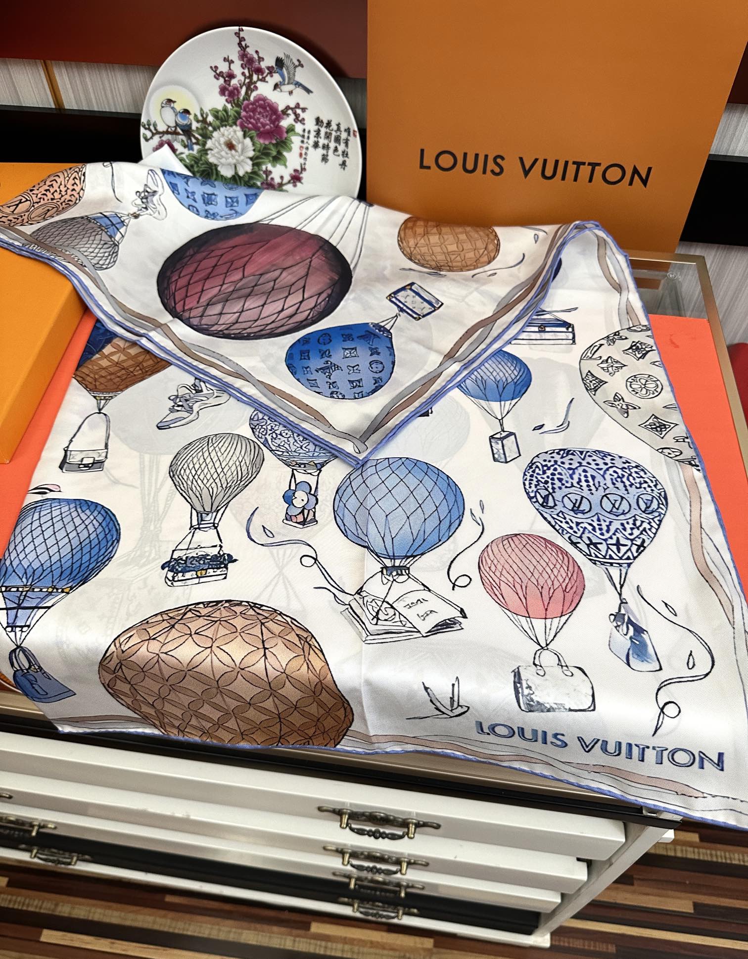 。LV官网同步【双面同色 热气球⚽️】精致卷边 太美了[庆祝]永远都是那么经典“通过别致的经典色彩向原创