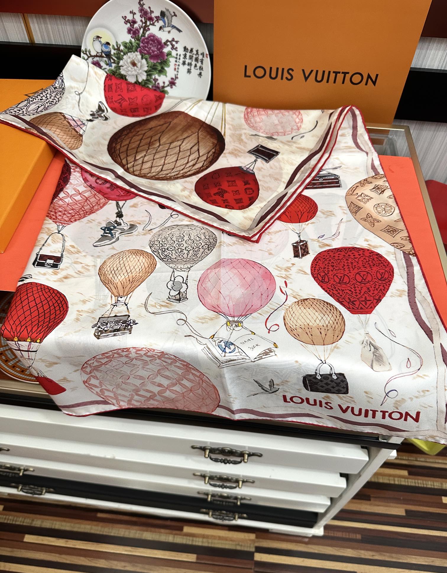 。LV官网同步【双面同色 热气球⚽️】精致卷边 太美了[庆祝]永远都是那么经典“通过别致的经典色彩向原创