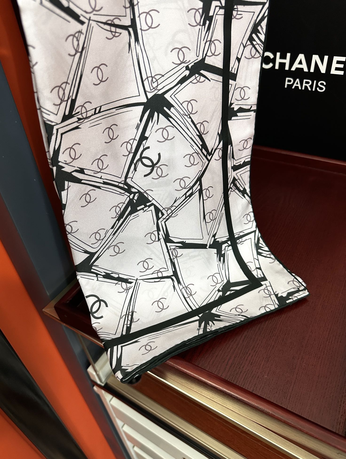 新款。香奈儿 官网同步 精致手工卷边[得意]极具品牌特色的涂鸦签名暗纹提花+简洁的COCO字母元素印花[
