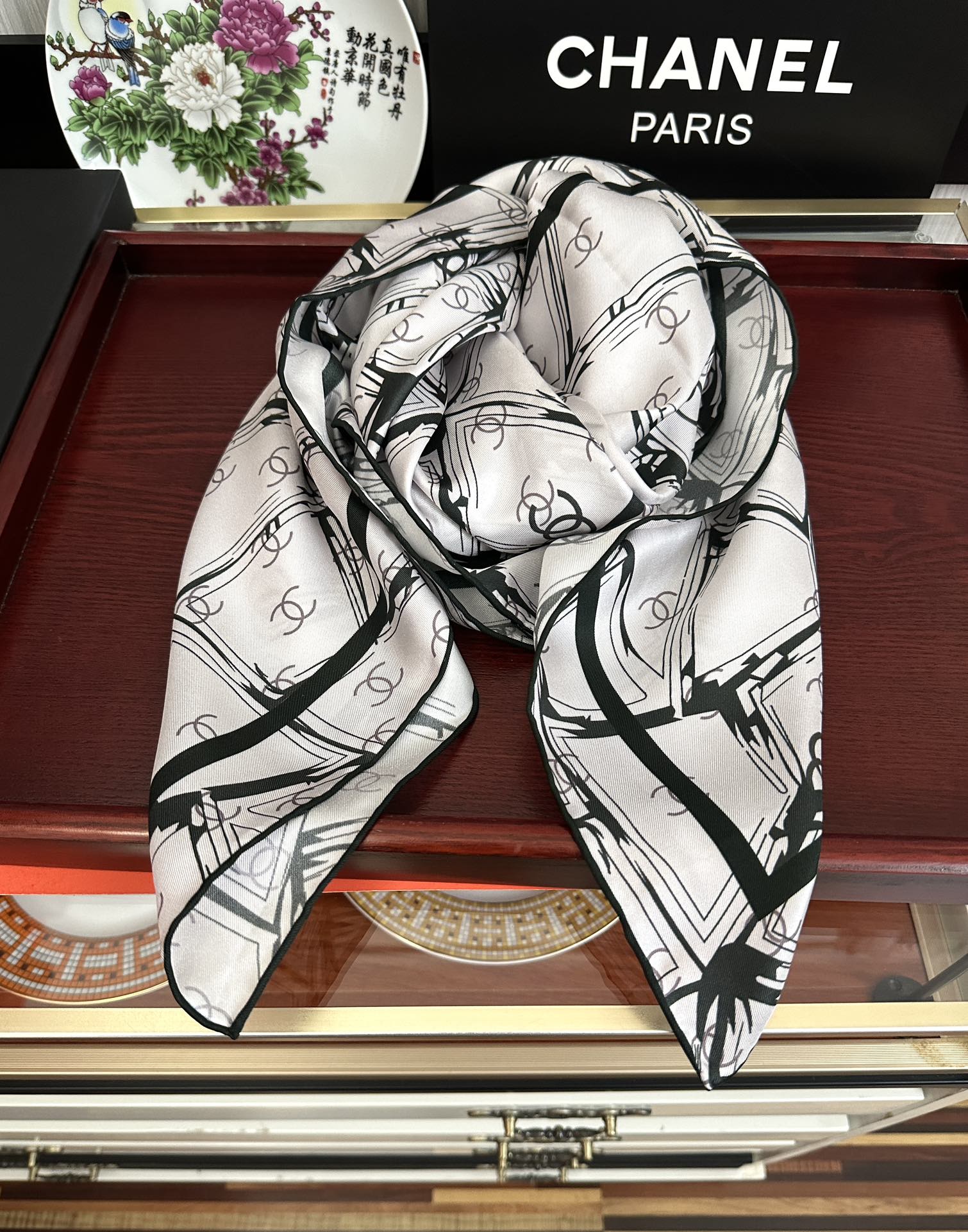 新款。香奈儿 官网同步 精致手工卷边[得意]极具品牌特色的涂鸦签名暗纹提花+简洁的COCO字母元素印花[