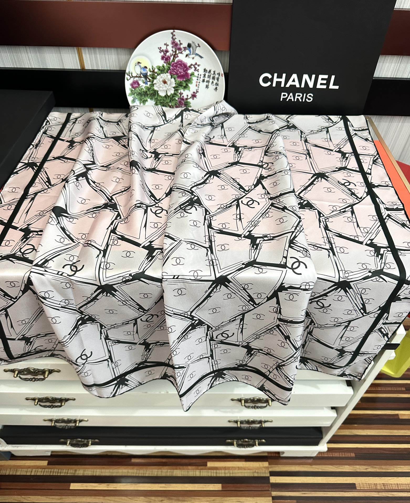 新款。香奈儿 官网同步 精致手工卷边[得意]极具品牌特色的涂鸦签名暗纹提花+简洁的COCO字母元素印花[
