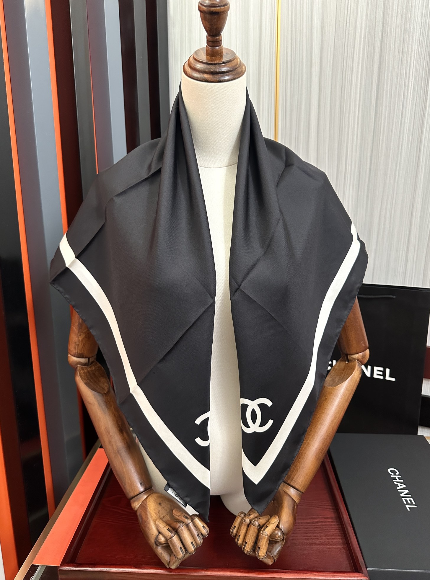 。上新 香奈儿 官网同步 2025最新款 春夏方巾设计真的好有突破不挑年龄 黑白大气经典[得意]感觉每一