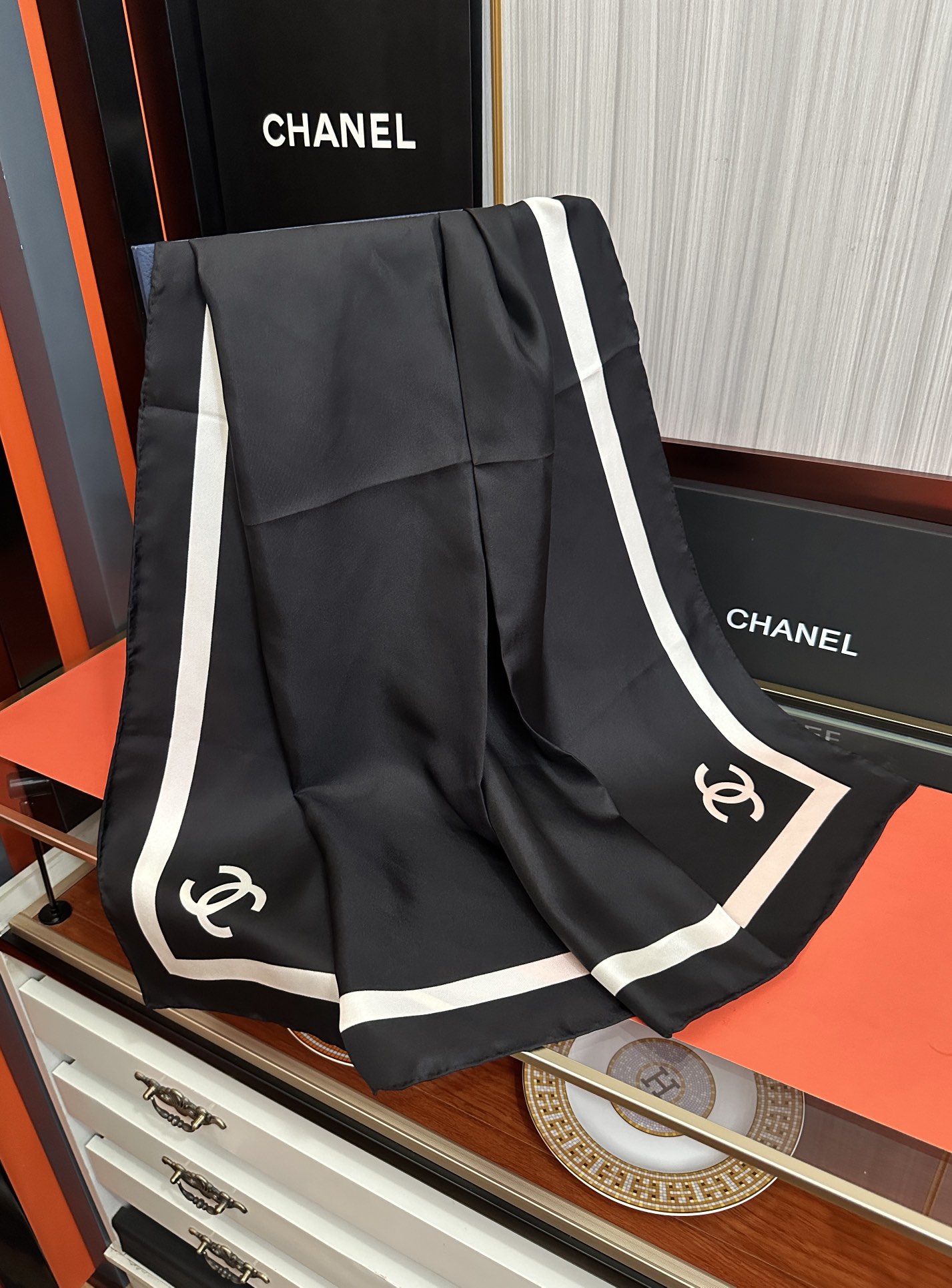 。上新 香奈儿 官网同步 2025最新款 春夏方巾设计真的好有突破不挑年龄 黑白大气经典[得意]感觉每一