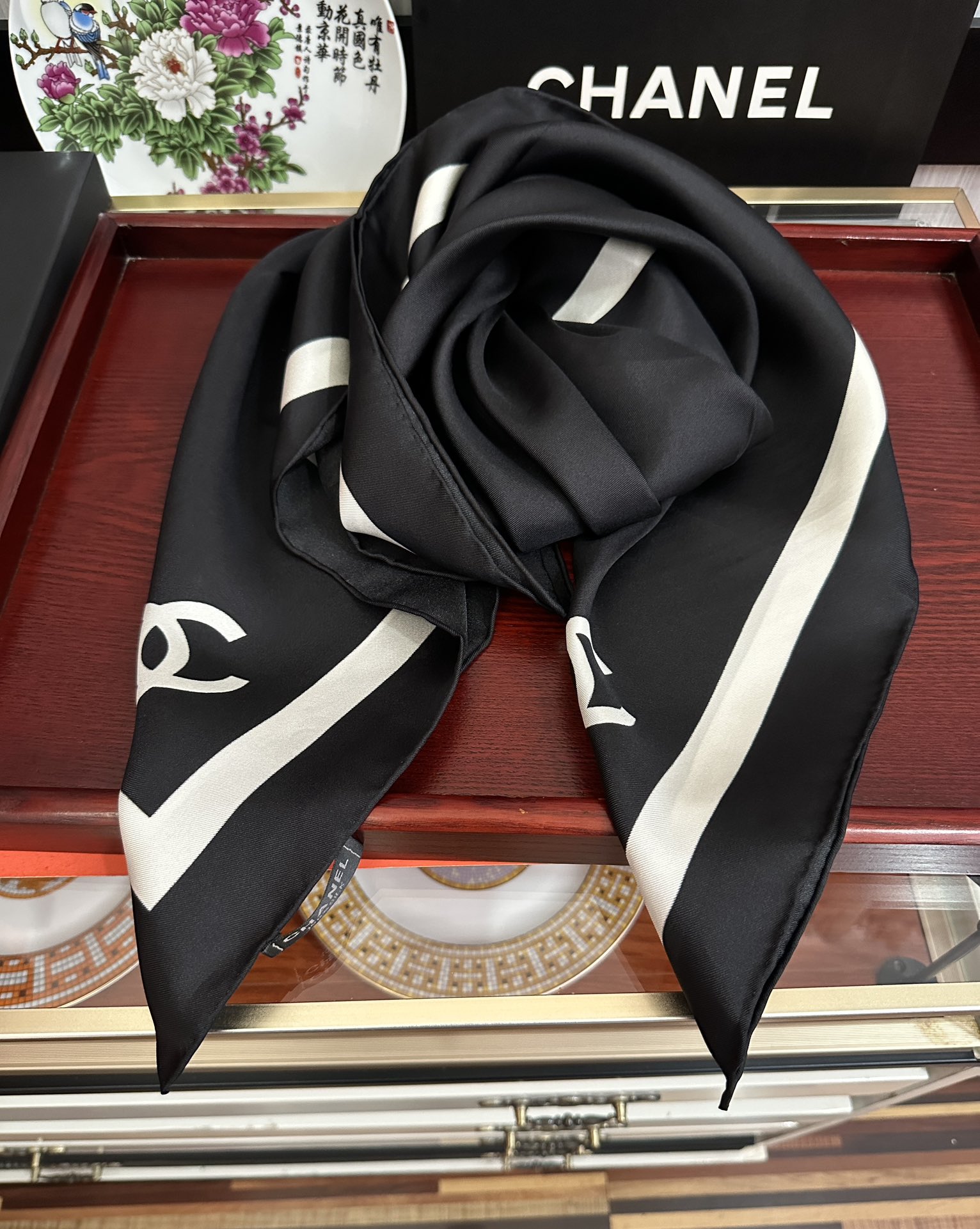 。上新 香奈儿 官网同步 2025最新款 春夏方巾设计真的好有突破不挑年龄 黑白大气经典[得意]感觉每一