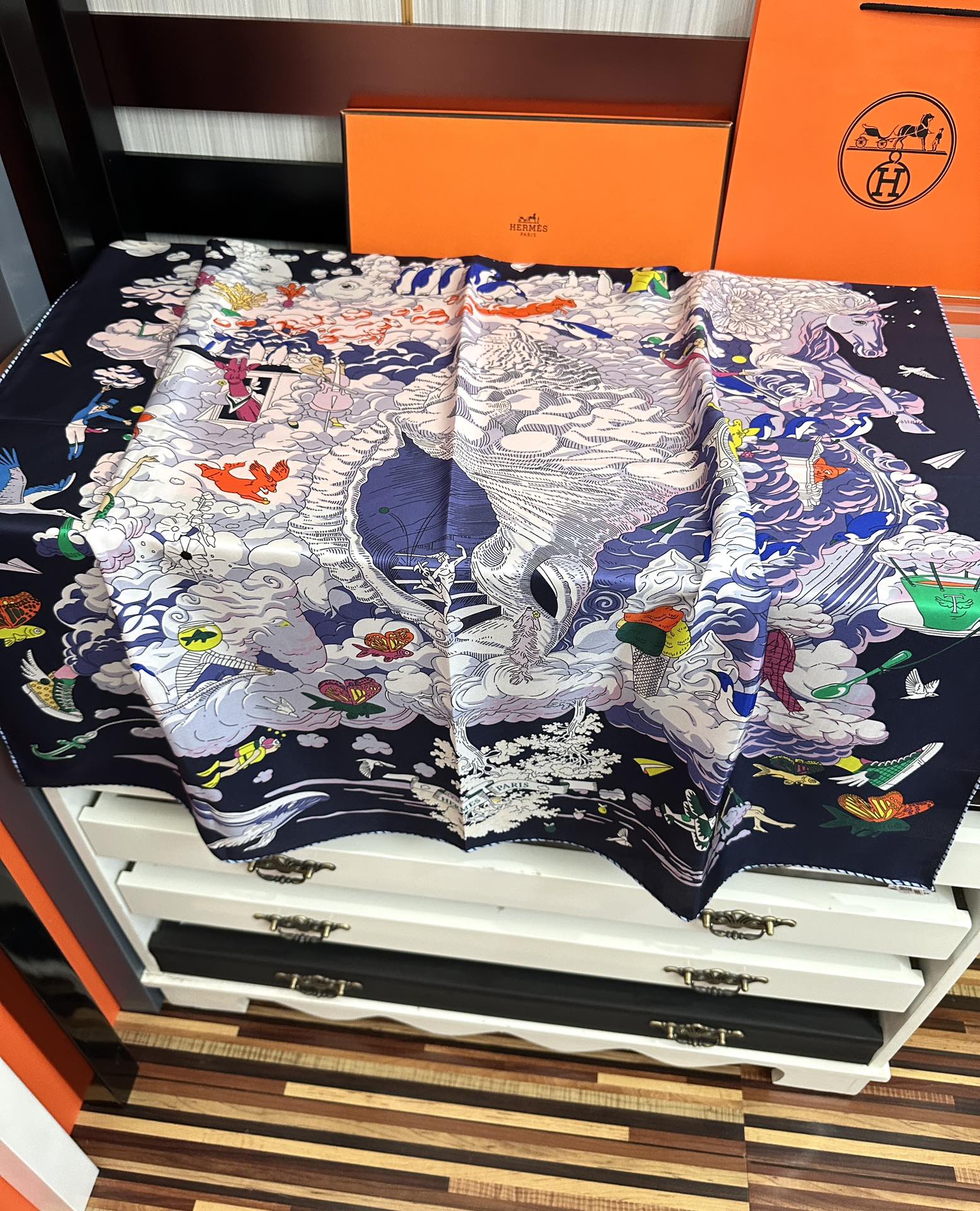 高版本2025𝐇𝐞𝐫𝐦𝐞𝐬 。《我的云间万象》设计犹如梦幻的邀约[庆祝]这条丝巾充满了童趣[發]富有想象