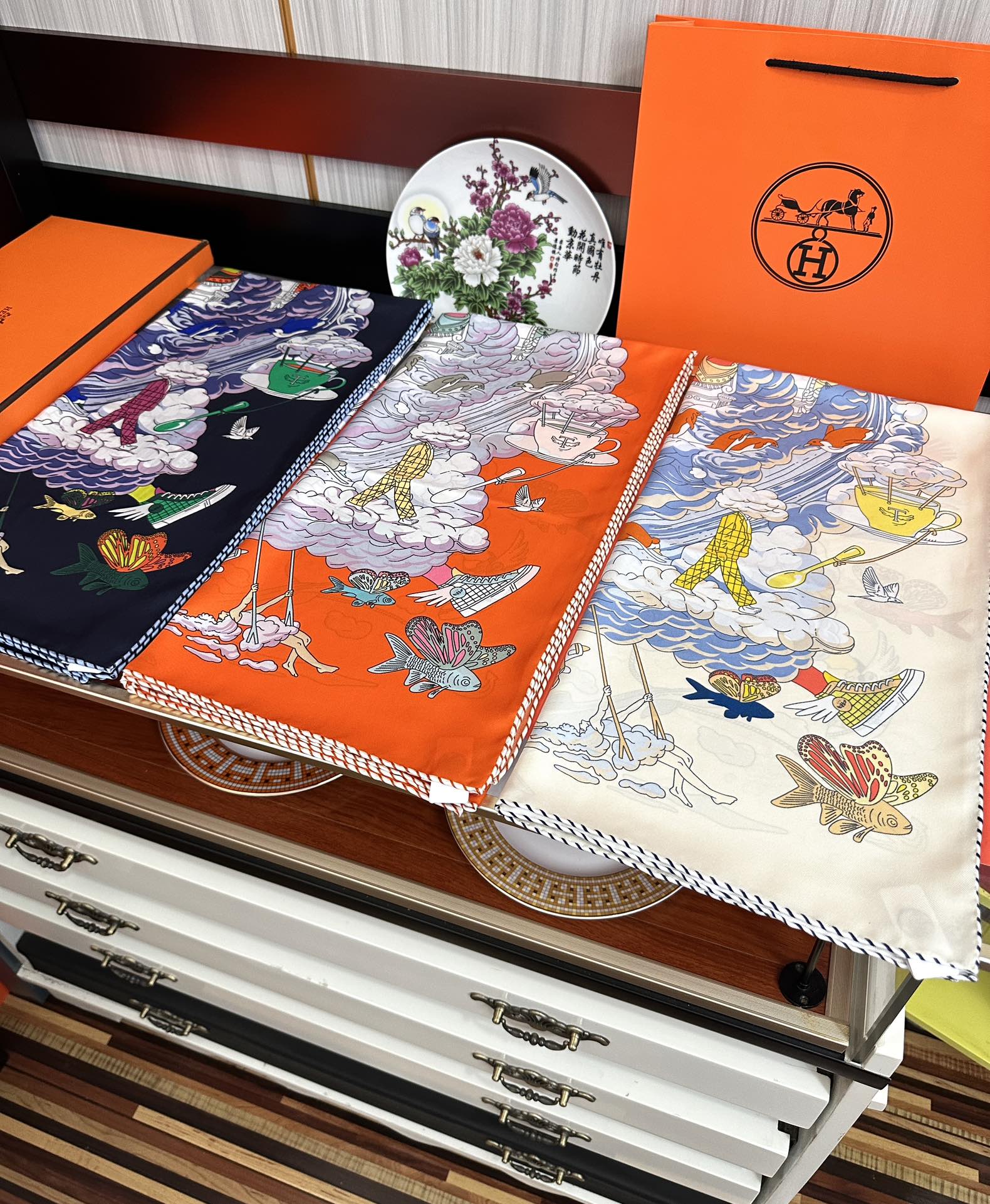 高版本2025𝐇𝐞𝐫𝐦𝐞𝐬 。《我的云间万象》设计犹如梦幻的邀约[庆祝]这条丝巾充满了童趣[發]富有想象