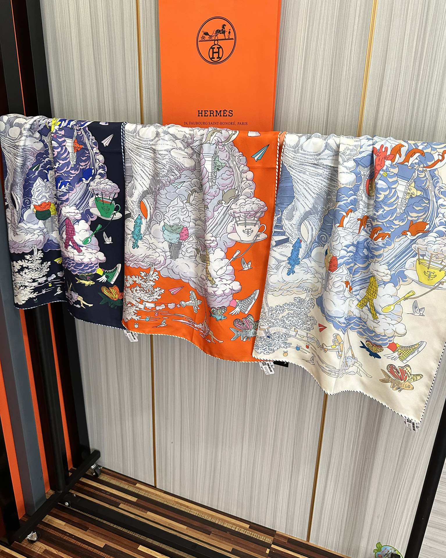 高版本2025𝐇𝐞𝐫𝐦𝐞𝐬 。《我的云间万象》设计犹如梦幻的邀约[庆祝]这条丝巾充满了童趣[發]富有想象