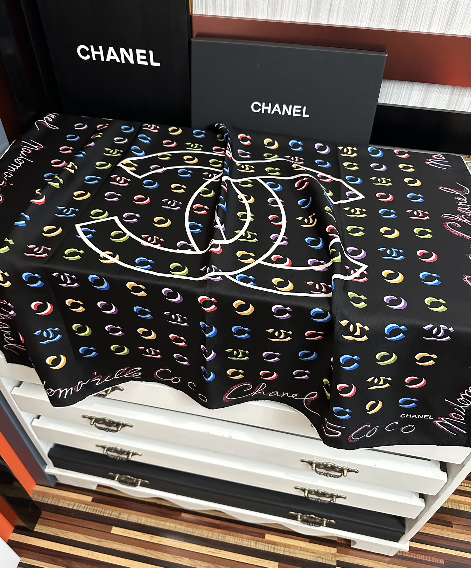 。 香奈儿 【Coco字母炫彩】官网同步[庆祝]工艺:提花+双面数码印花搭配精致的手工卷边工艺[得意]质
