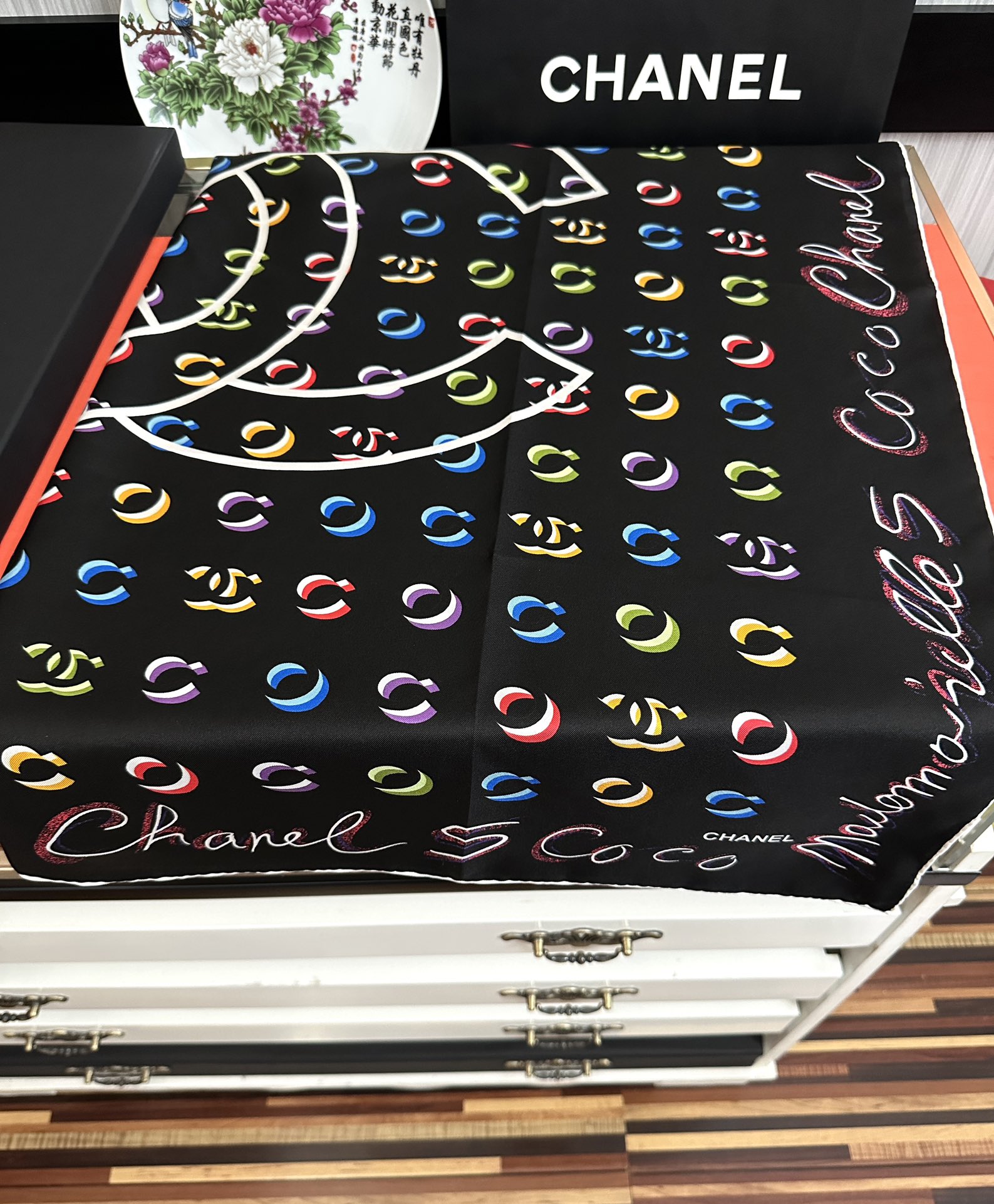 。 香奈儿 【Coco字母炫彩】官网同步[庆祝]工艺:提花+双面数码印花搭配精致的手工卷边工艺[得意]质
