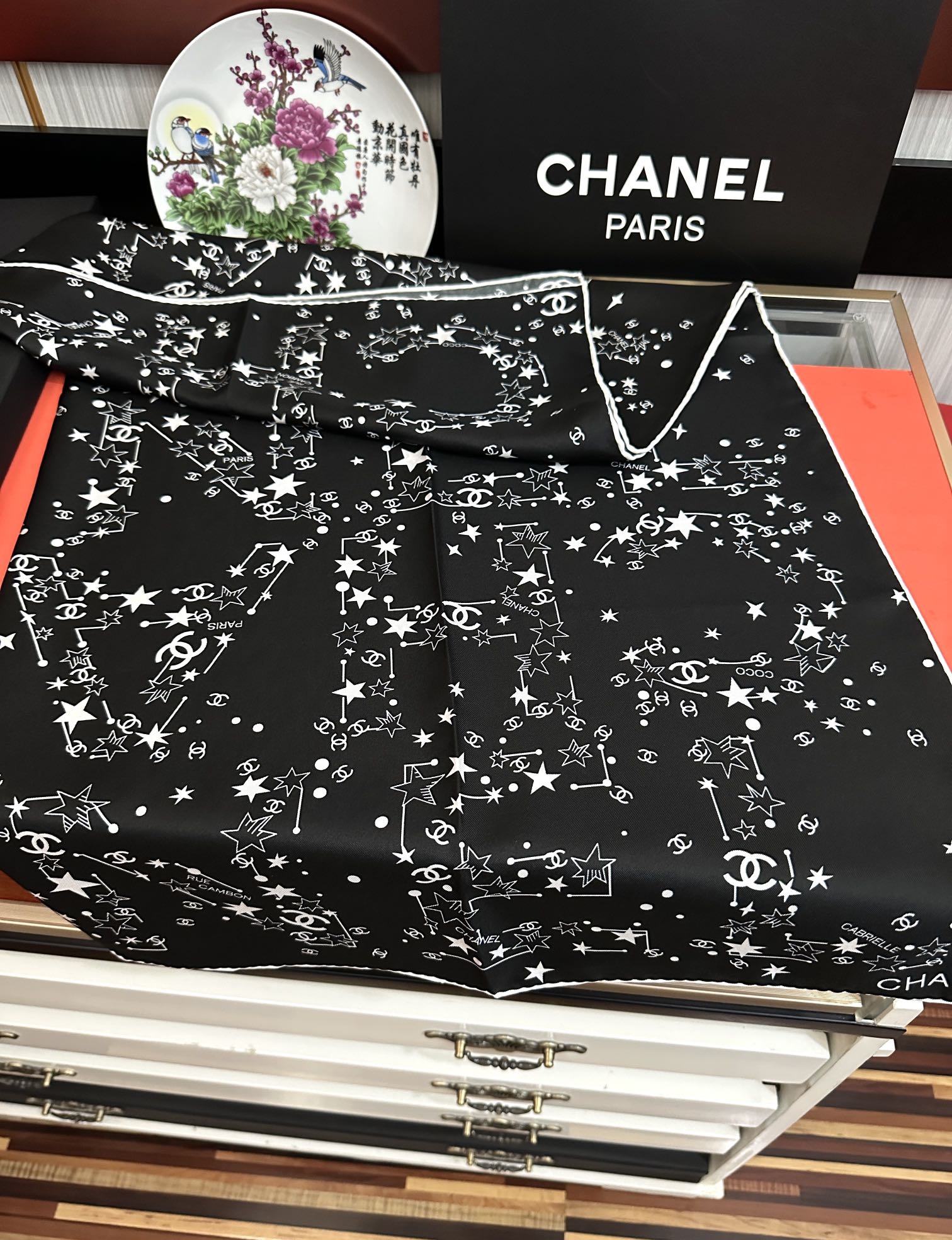 。 新款 香奈儿【涂鸦字母系列】👍香奶奶永远都是比较经典[發]一条印有字母Logo交织图案巧妙搭配[得意