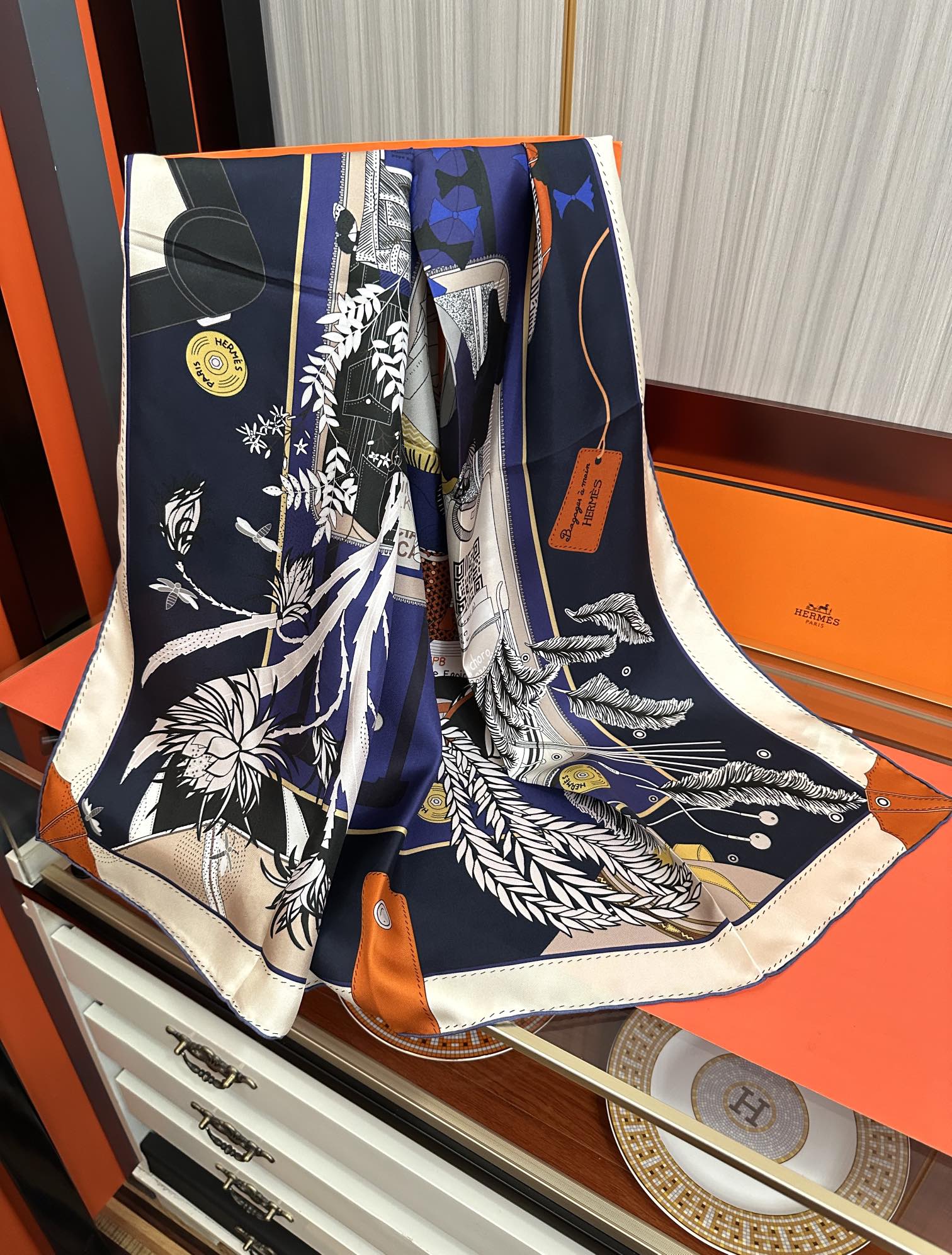 。爱 马 仕 官网同步手工卷边真丝方巾[得意] 这款爱马家展现强大而迷人的女性魅力精髓[色]此90厘米方