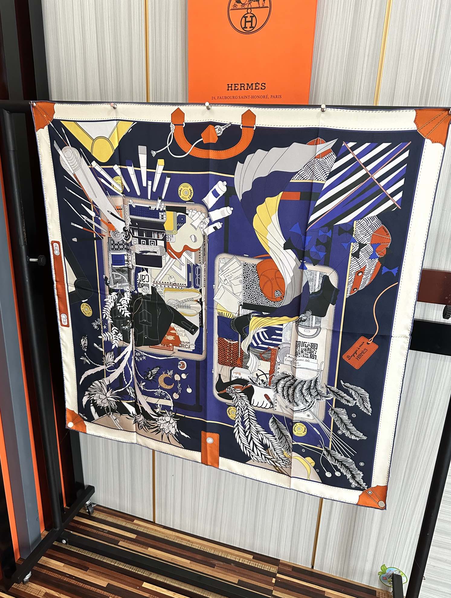 。爱 马 仕 官网同步手工卷边真丝方巾[得意] 这款爱马家展现强大而迷人的女性魅力精髓[色]此90厘米方