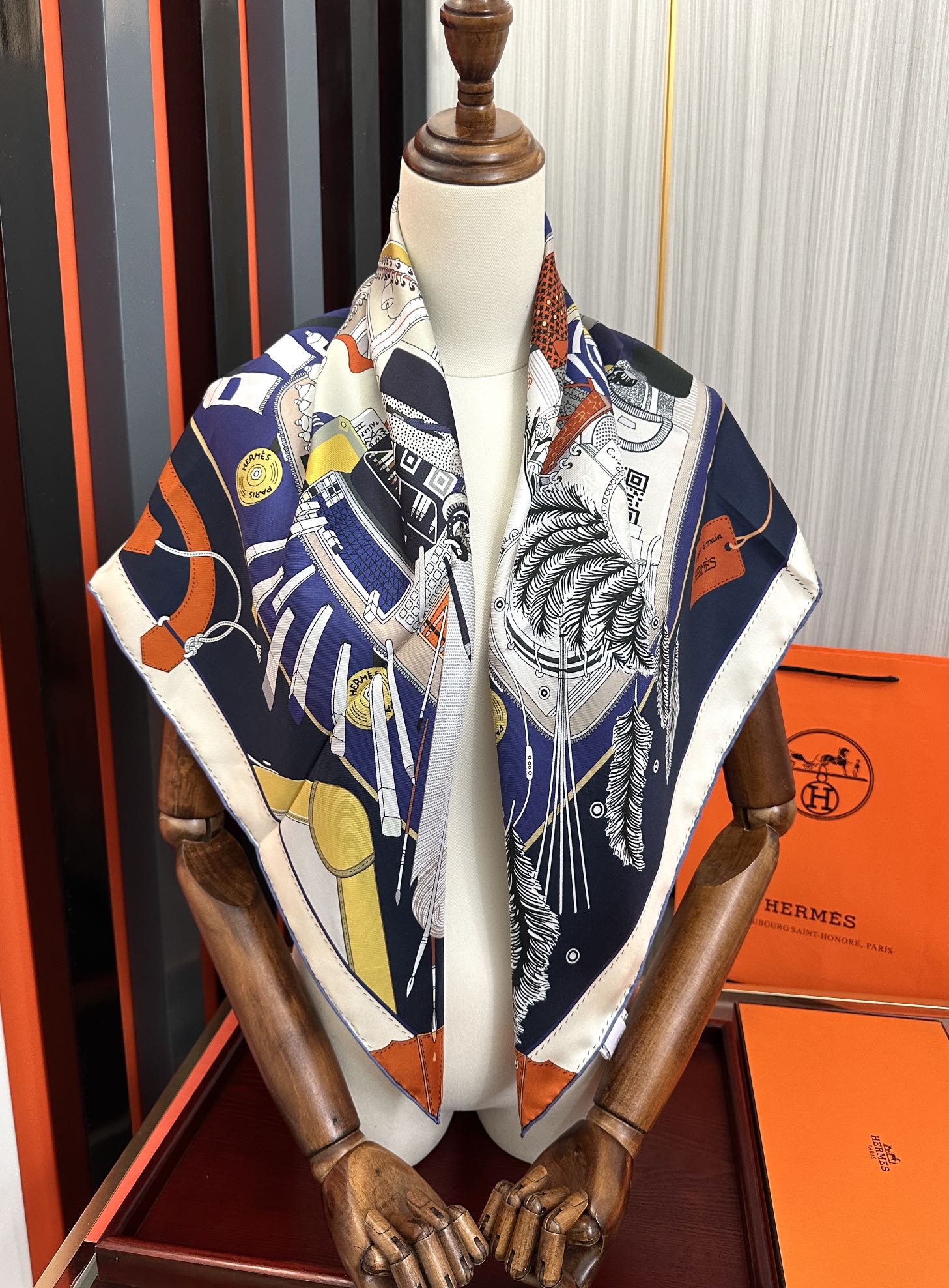 。爱 马 仕 官网同步手工卷边真丝方巾[得意] 这款爱马家展现强大而迷人的女性魅力精髓[色]此90厘米方