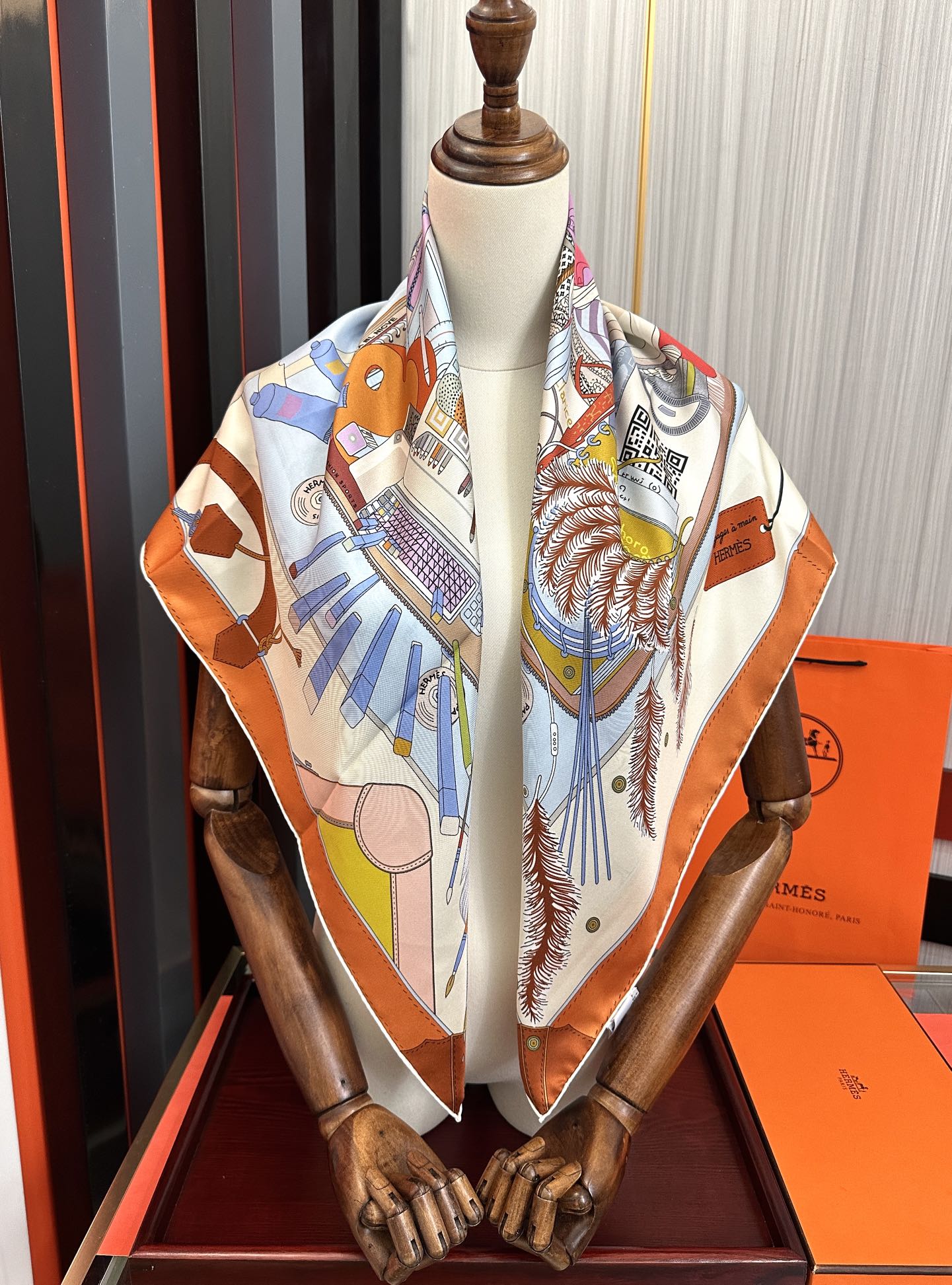 。爱 马 仕 官网同步手工卷边真丝方巾[得意] 这款爱马家展现强大而迷人的女性魅力精髓[色]此90厘米方