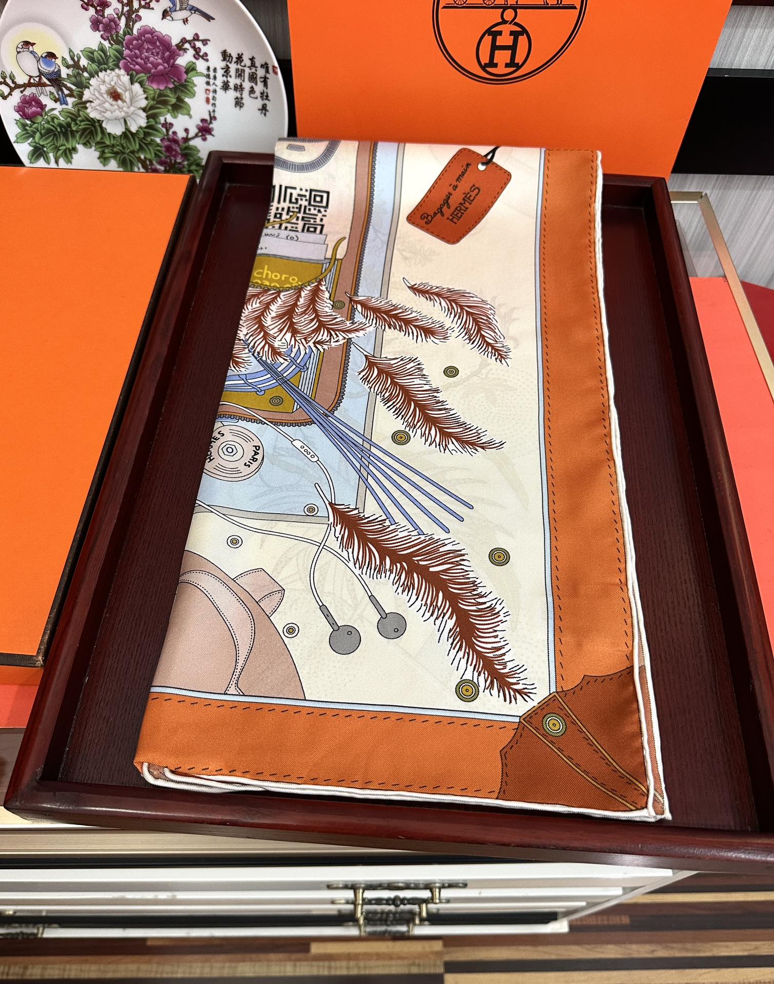 。爱 马 仕 官网同步手工卷边真丝方巾[得意] 这款爱马家展现强大而迷人的女性魅力精髓[色]此90厘米方