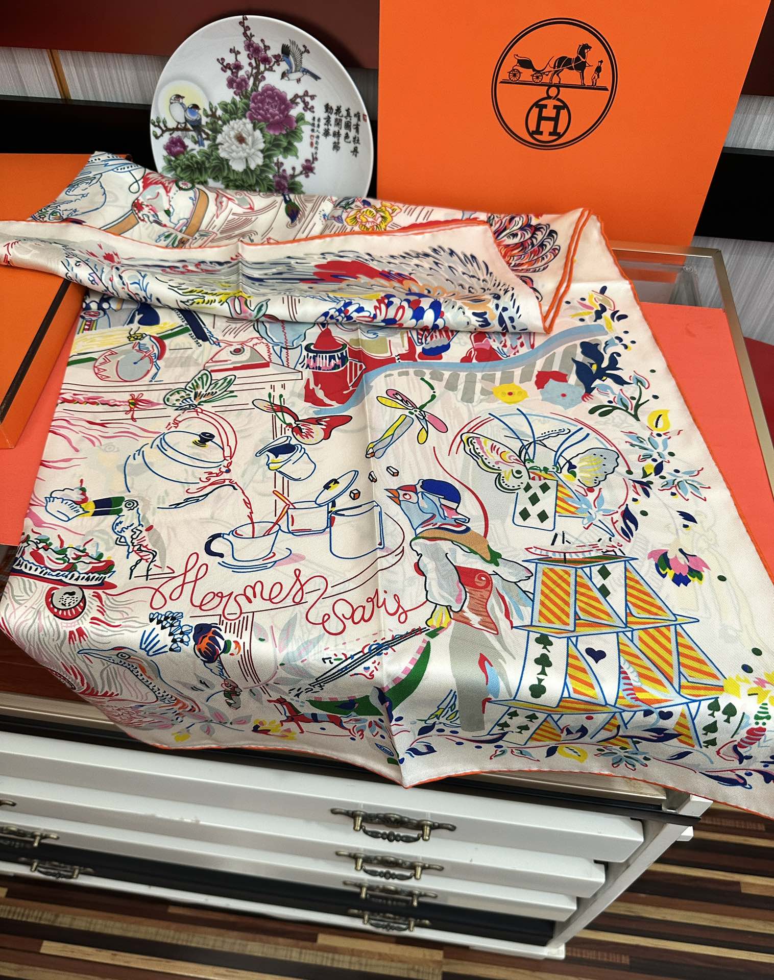 。高版本 爱马仕 官网同步【埃米尔奇幻之夜 】设计师：Virginie 夜幕降临在圣奥诺雷街（rue d