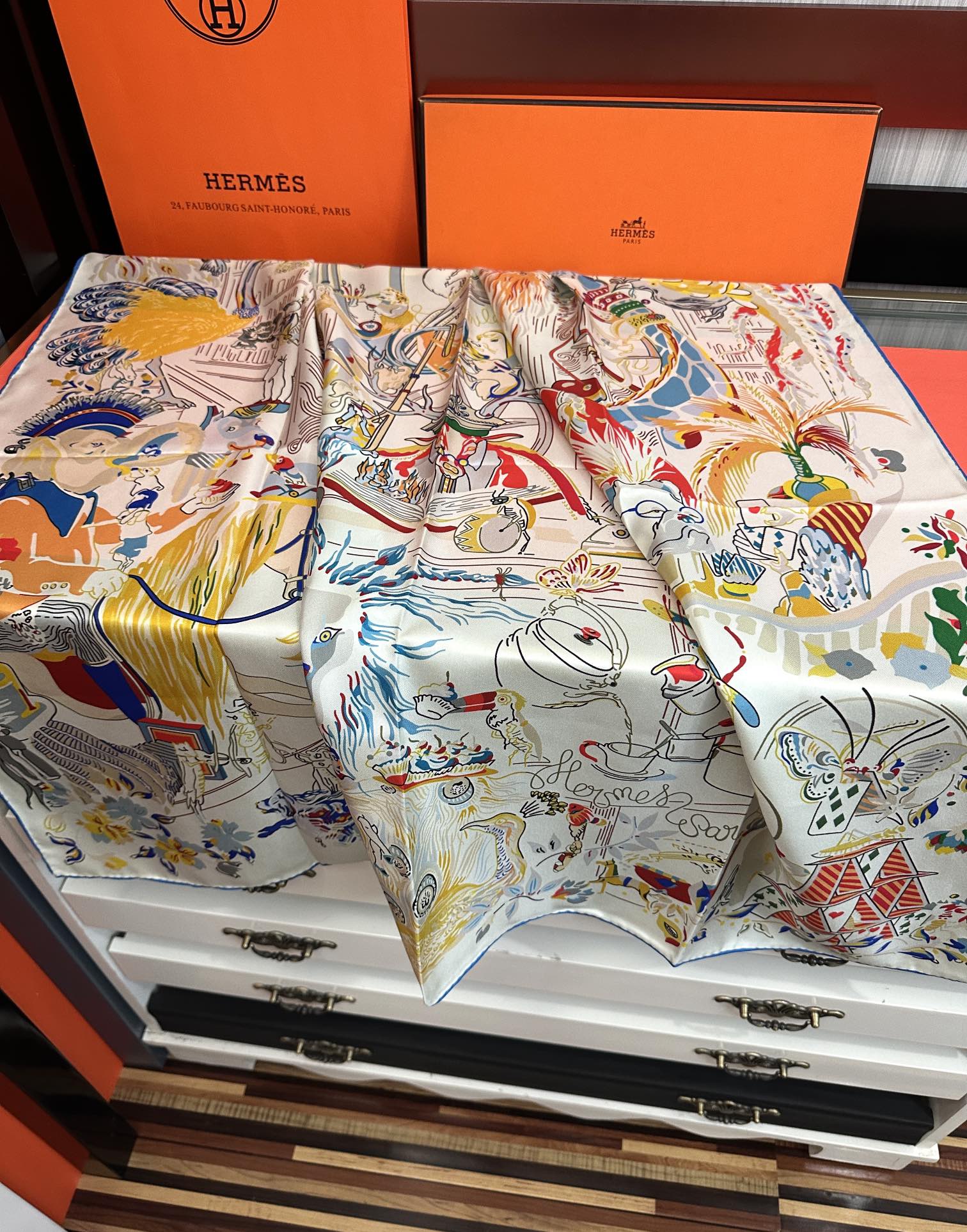 。高版本 爱马仕 官网同步【埃米尔奇幻之夜 】设计师：Virginie 夜幕降临在圣奥诺雷街（rue d