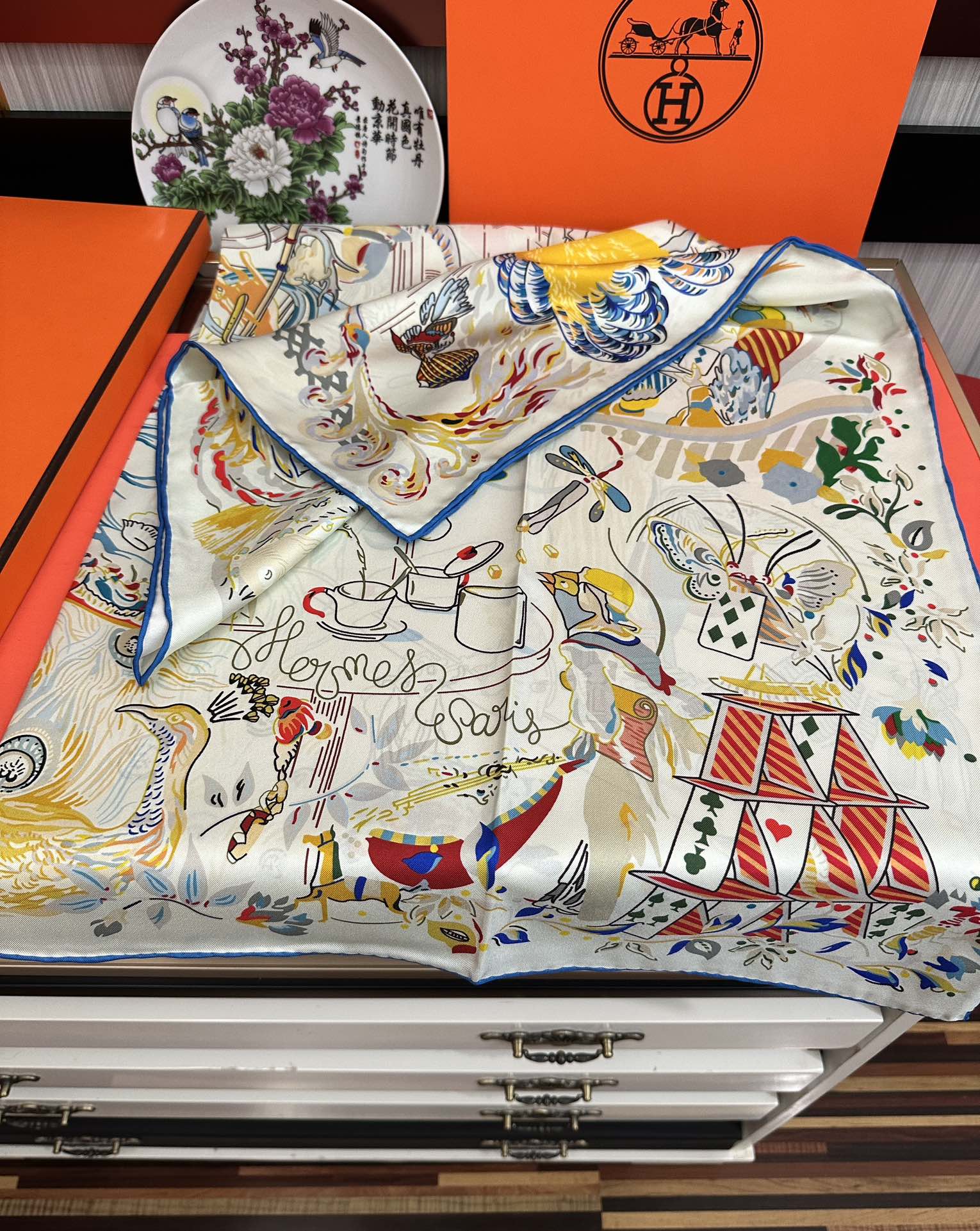 。高版本 爱马仕 官网同步【埃米尔奇幻之夜 】设计师：Virginie 夜幕降临在圣奥诺雷街（rue d