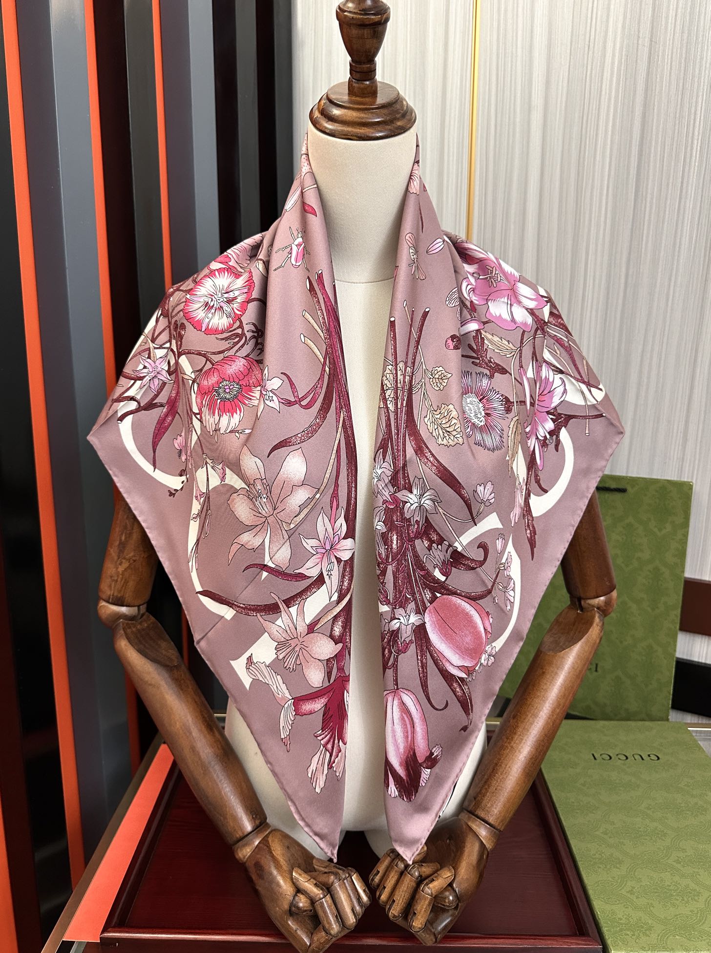 。新款 古奇《花卉丝巾》斜纹真丝 精致手工卷边[庆祝]光泽柔滑且垂感极佳[得意]以典雅的蓝色为基调[嘴唇