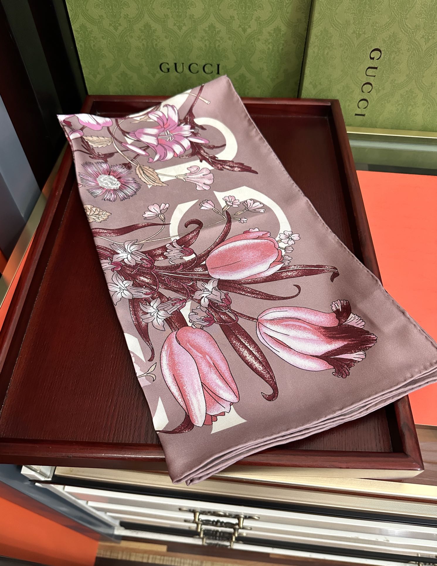 。新款 古奇《花卉丝巾》斜纹真丝 精致手工卷边[庆祝]光泽柔滑且垂感极佳[得意]以典雅的蓝色为基调[嘴唇