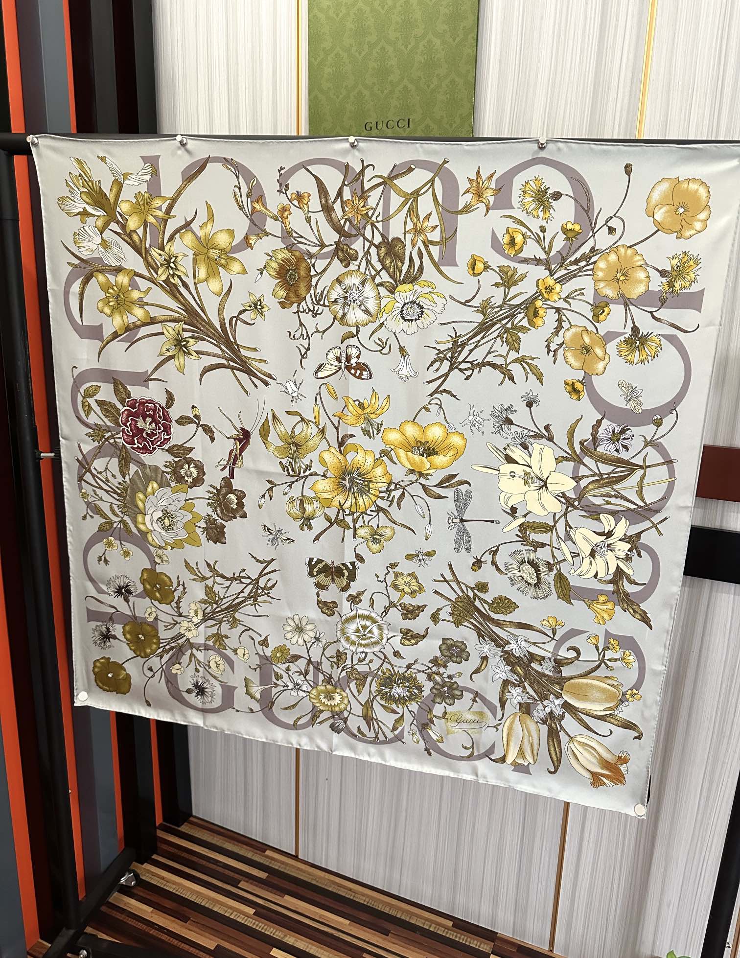 。新款 古奇《花卉丝巾》斜纹真丝 精致手工卷边[庆祝]光泽柔滑且垂感极佳[得意]以典雅的蓝色为基调[嘴唇