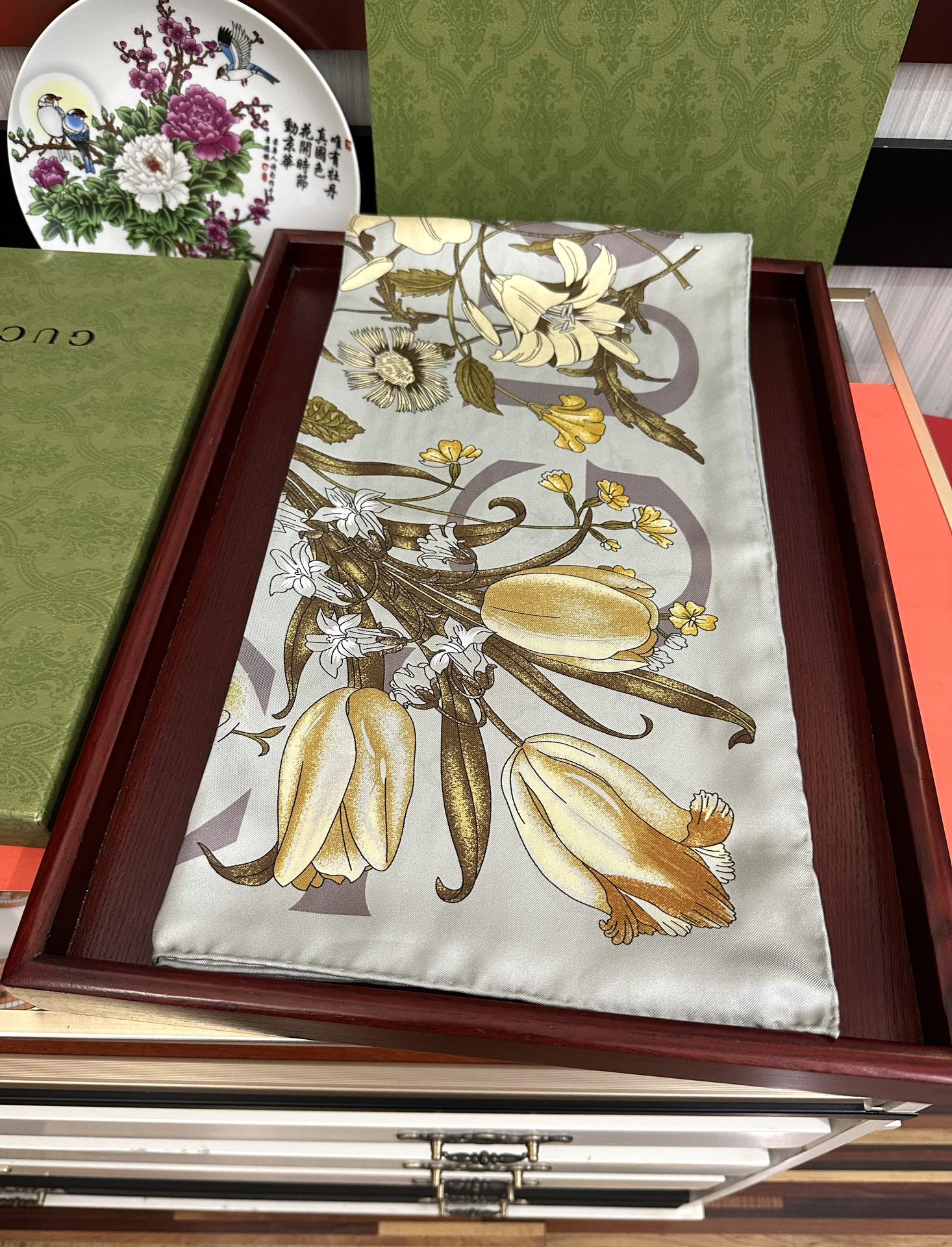 。新款 古奇《花卉丝巾》斜纹真丝 精致手工卷边[庆祝]光泽柔滑且垂感极佳[得意]以典雅的蓝色为基调[嘴唇