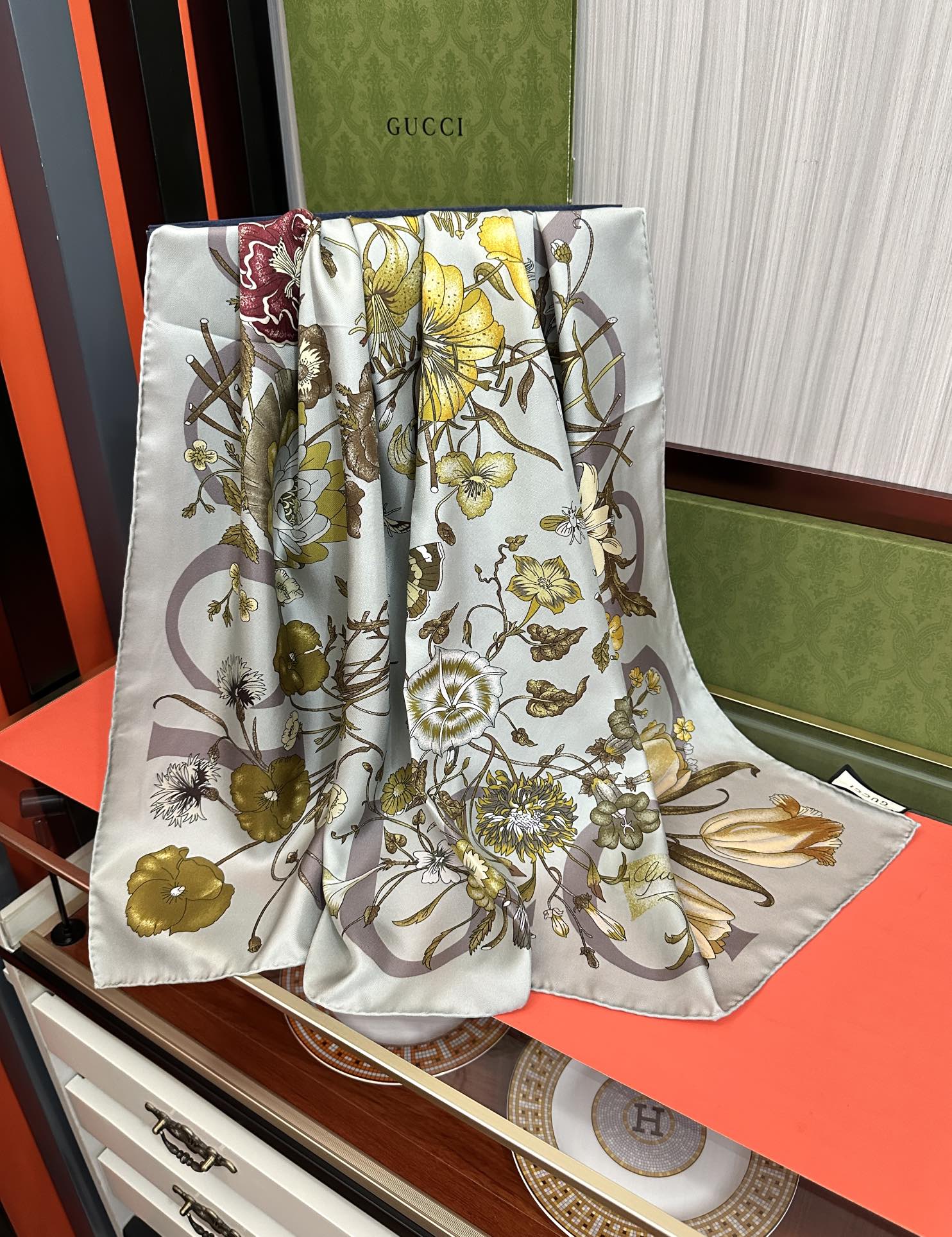 。新款 古奇《花卉丝巾》斜纹真丝 精致手工卷边[庆祝]光泽柔滑且垂感极佳[得意]以典雅的蓝色为基调[嘴唇