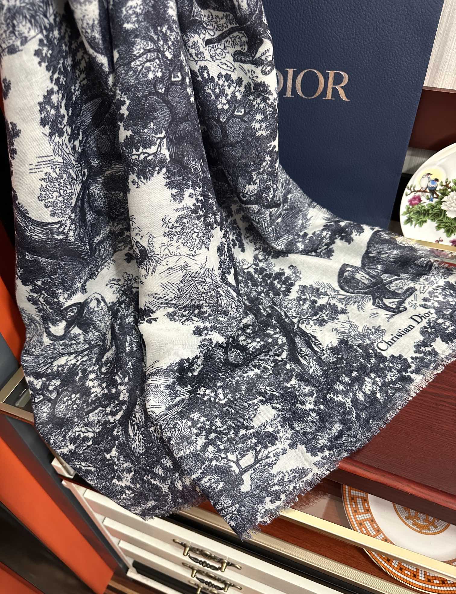 迪奥。2010最新款伊如动物丛林丝羊绒围巾长款披肩[嘴唇]太有品味了质感有腔调[强]D招牌的动物元素高端