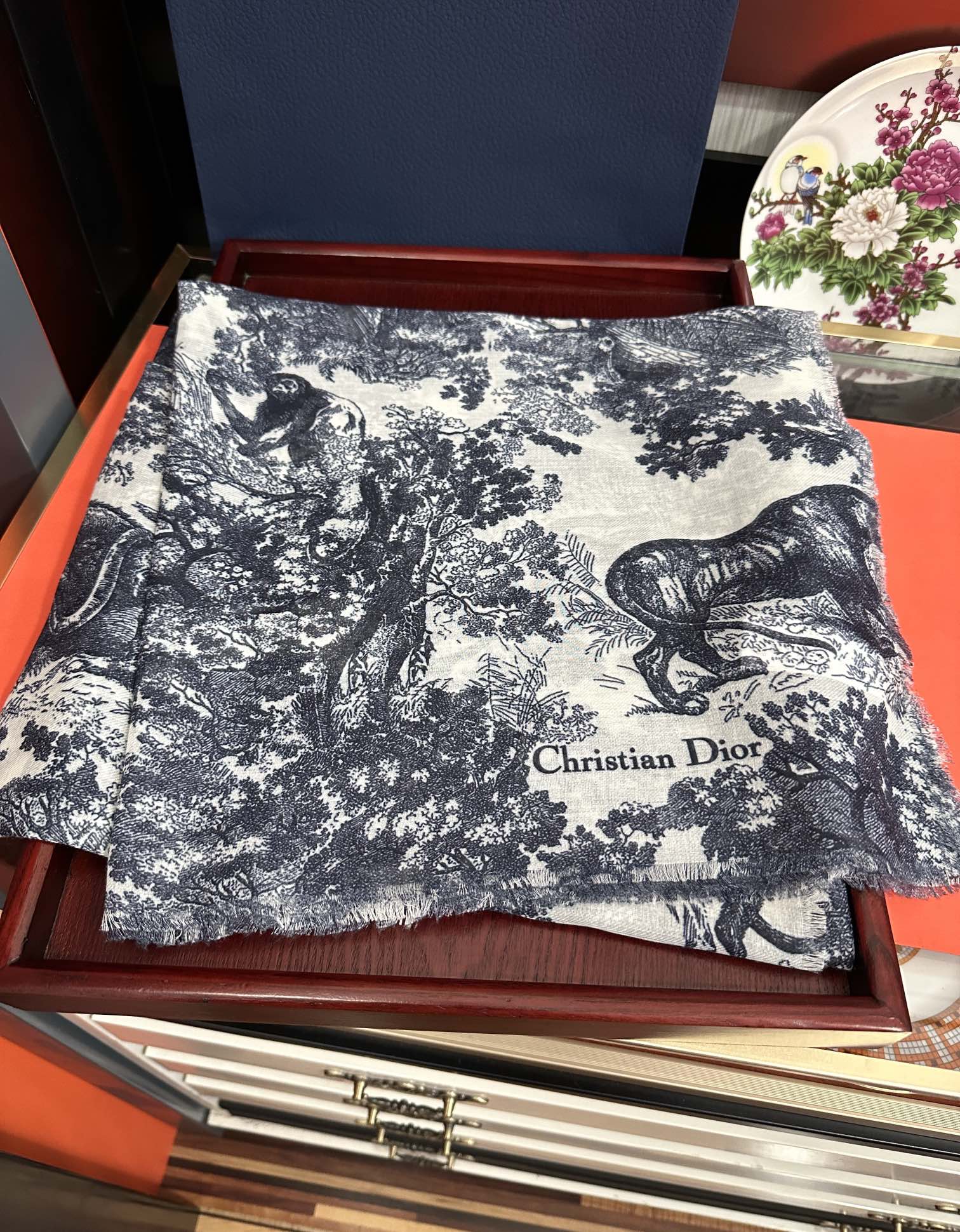 迪奥。2010最新款伊如动物丛林丝羊绒围巾长款披肩[嘴唇]太有品味了质感有腔调[强]D招牌的动物元素高端