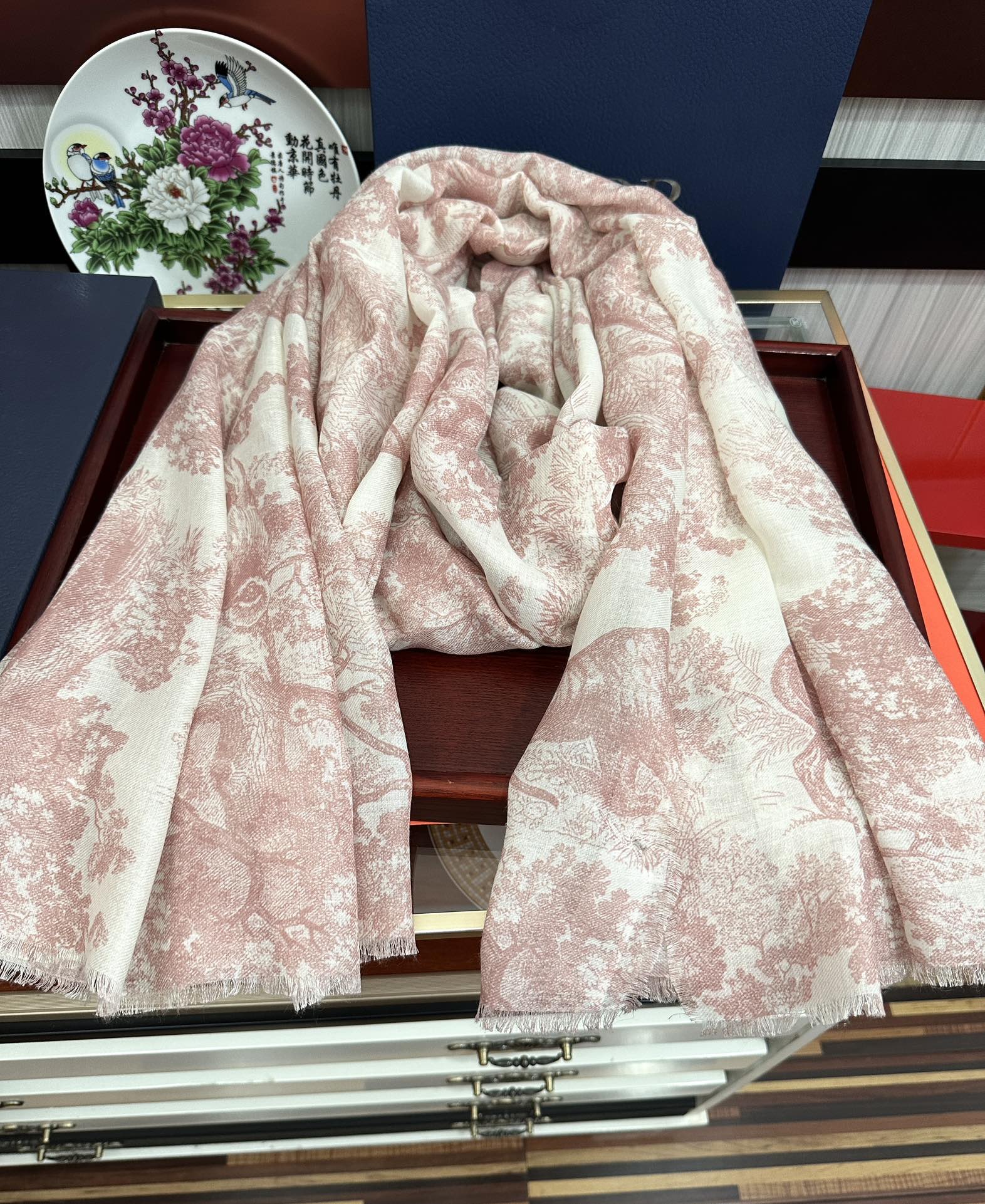 迪奥。2010最新款伊如动物丛林丝羊绒围巾长款披肩[嘴唇]太有品味了质感有腔调[强]D招牌的动物元素高端