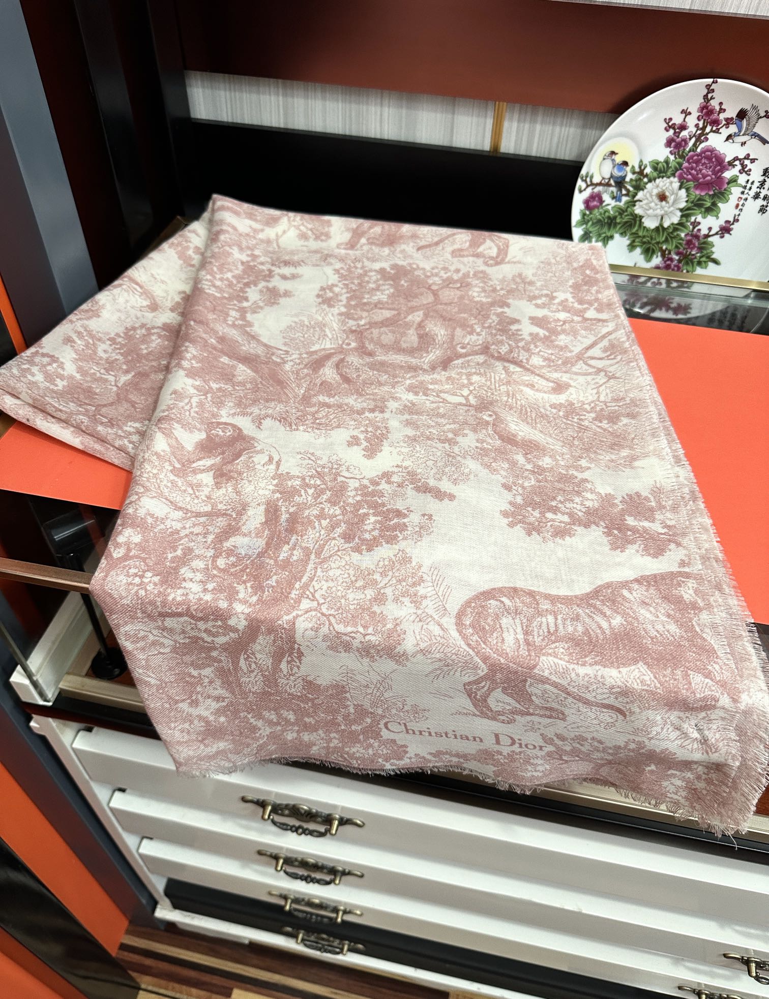 迪奥。2010最新款伊如动物丛林丝羊绒围巾长款披肩[嘴唇]太有品味了质感有腔调[强]D招牌的动物元素高端