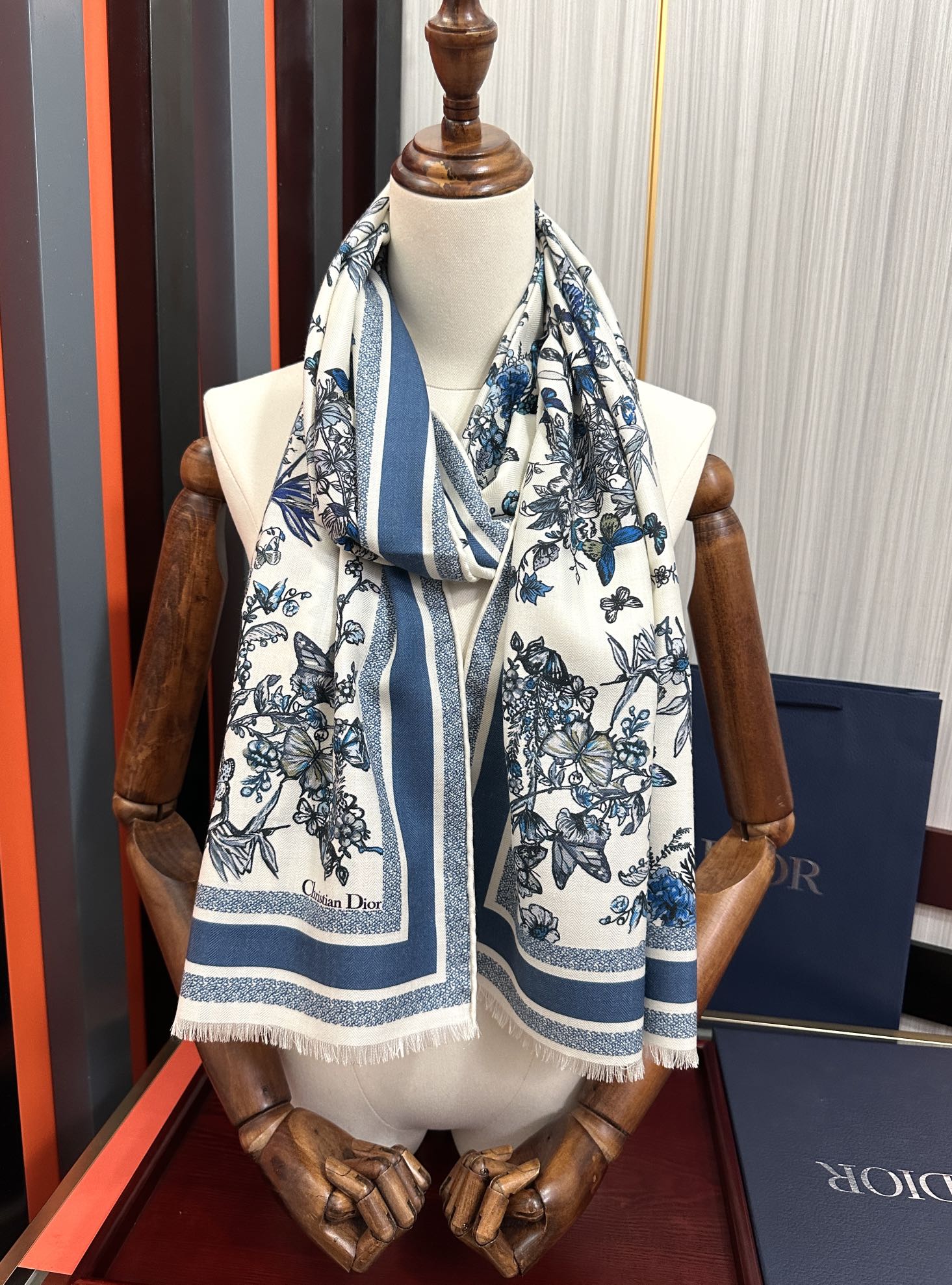 上新 迪奥。2010双面同色【花卉系列】太美了[吃瓜]下手一定要快[嘴唇]四季都可以用[勾引]真心美的让