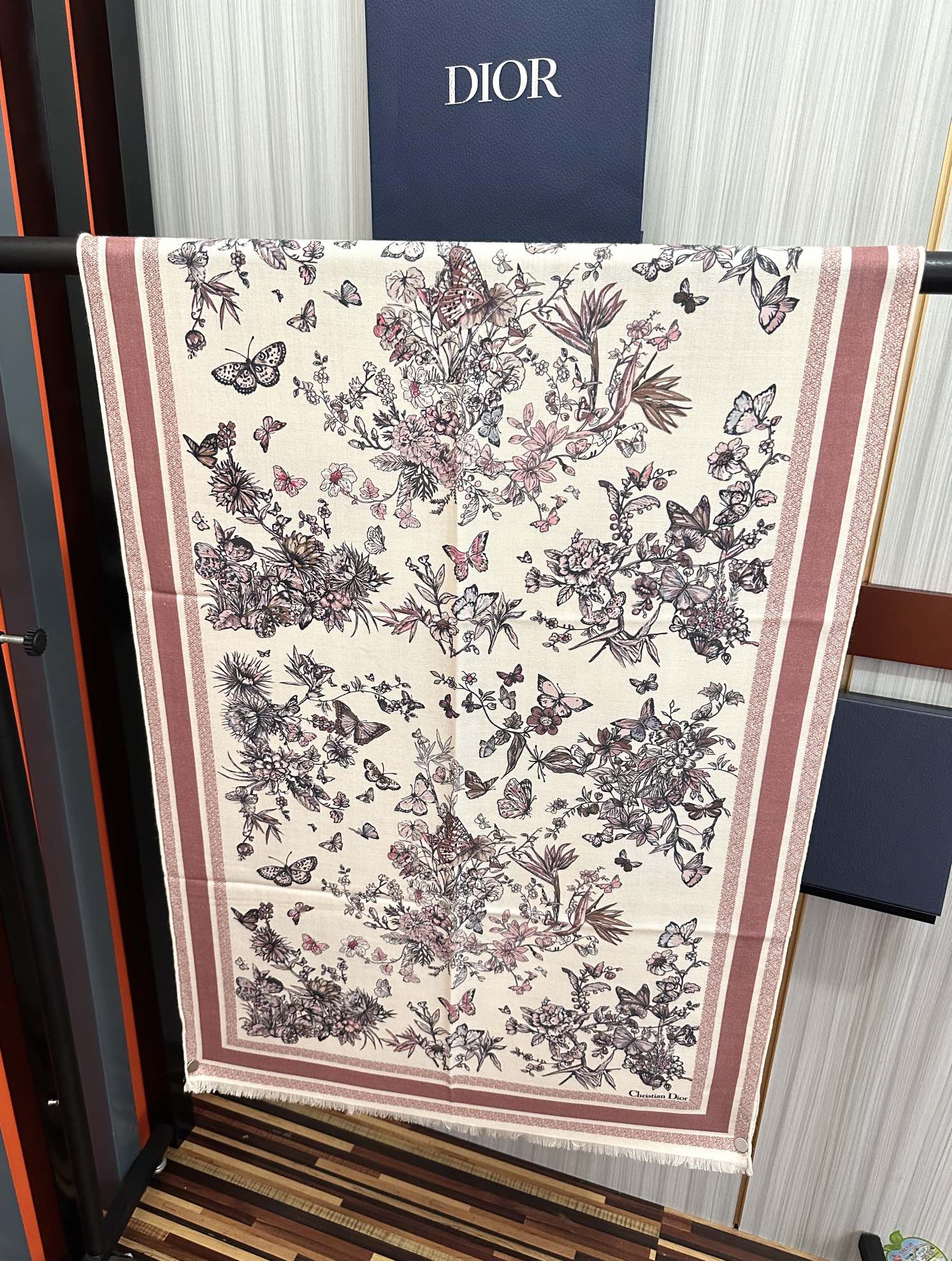 上新 迪奥。2010双面同色【花卉系列】太美了[吃瓜]下手一定要快[嘴唇]四季都可以用[勾引]真心美的让