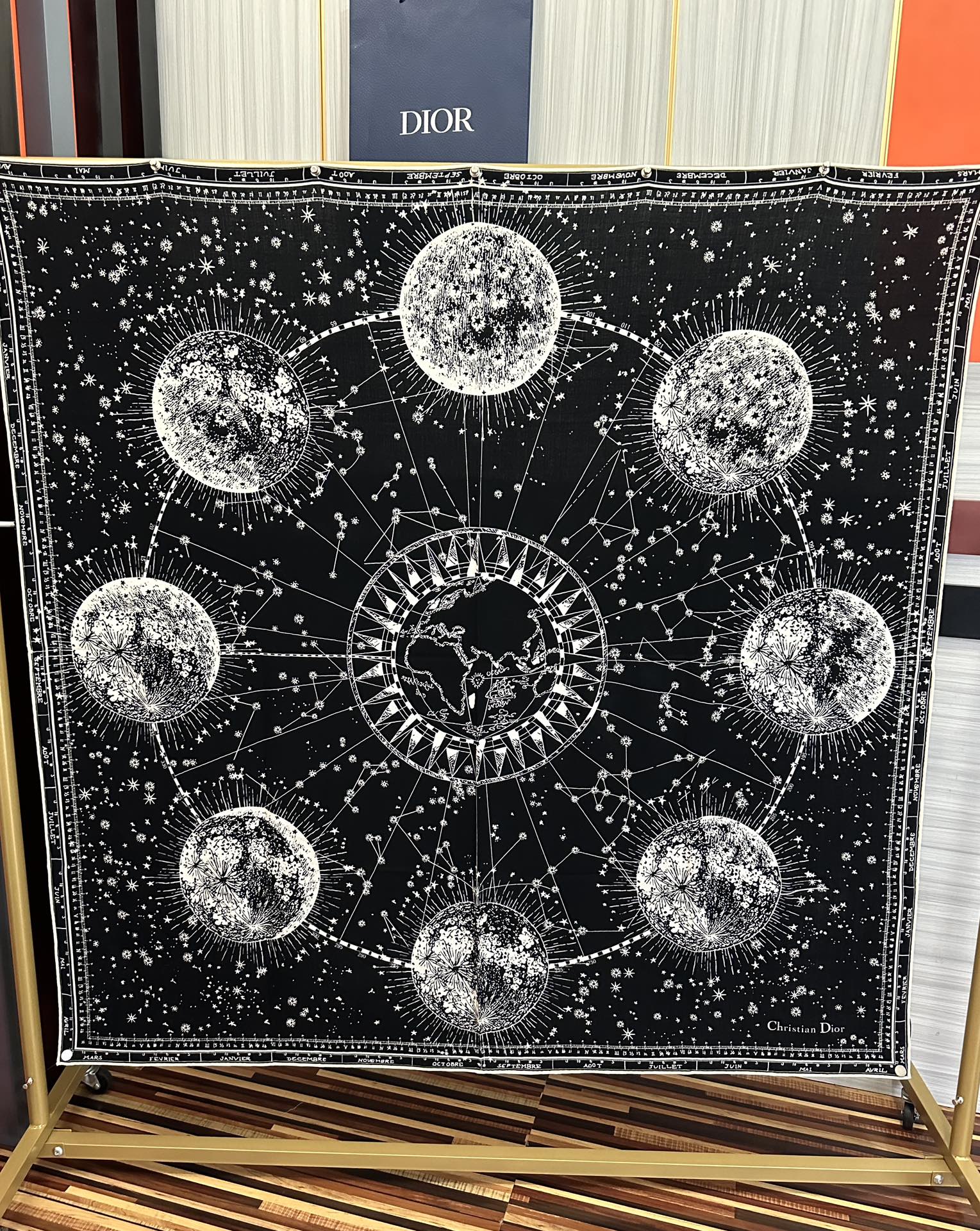 上新❤️迪奥 【双面同色地球图案】经典优雅[礼物]~气质到骨子里[色]新一季的面料超高级，真心超级柔软，