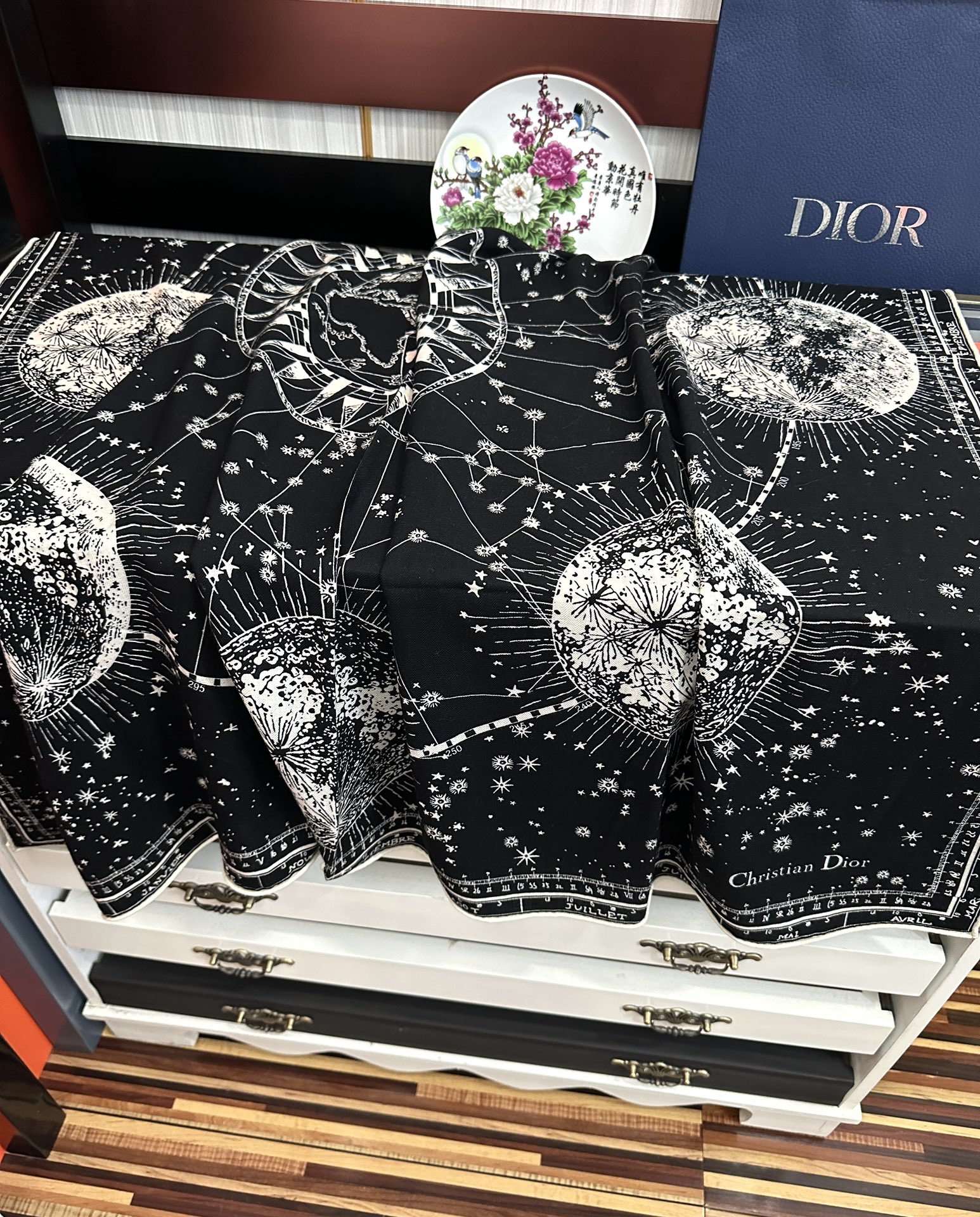 上新❤️迪奥 【双面同色地球图案】经典优雅[礼物]~气质到骨子里[色]新一季的面料超高级，真心超级柔软，